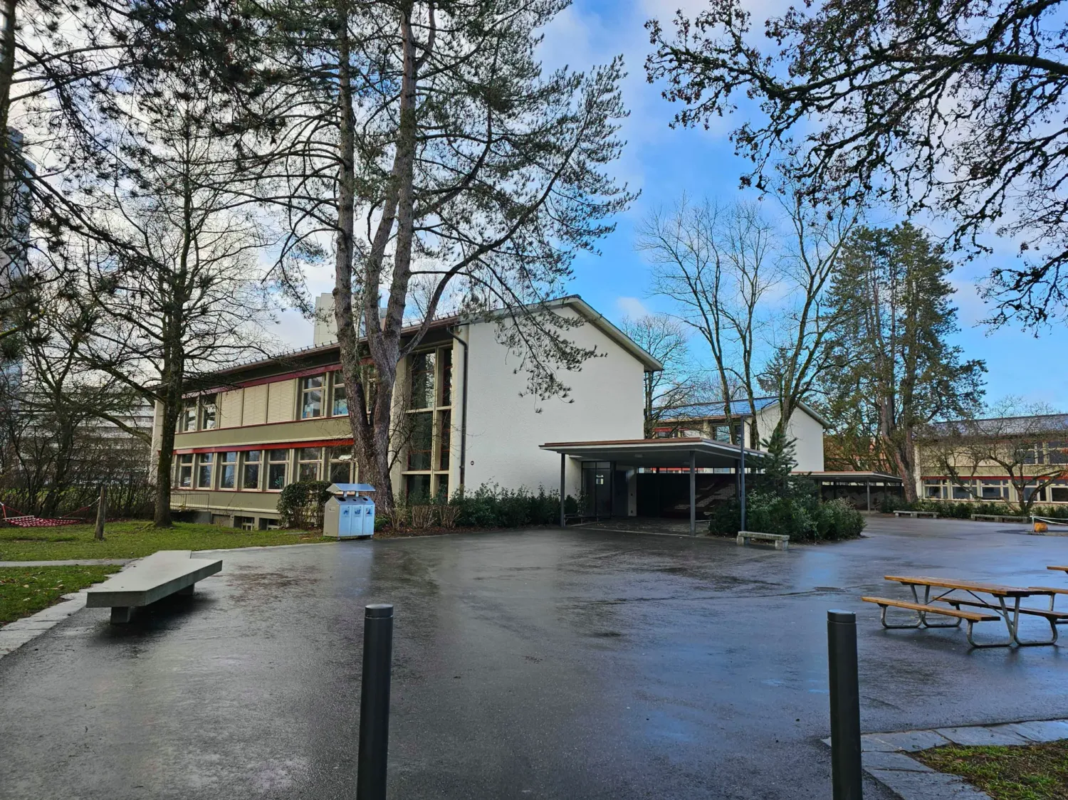 Schülerinnen und Schüler stellten sich einer Lehrperson in den Weg, umkreisten sie und riefen religiöse Sprüche, wie den islamistischen Kampfschrei 