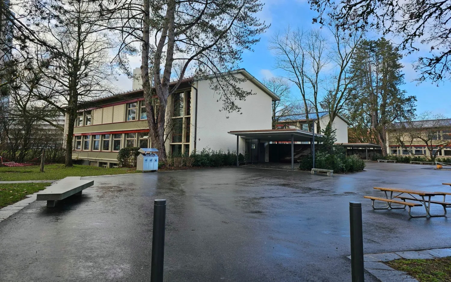 Schülerinnen und Schüler stellten sich einer Lehrperson in den Weg, umkreisten sie und riefen religiöse Sprüche, wie den islamistischen Kampfschrei "Allahu Akbar".