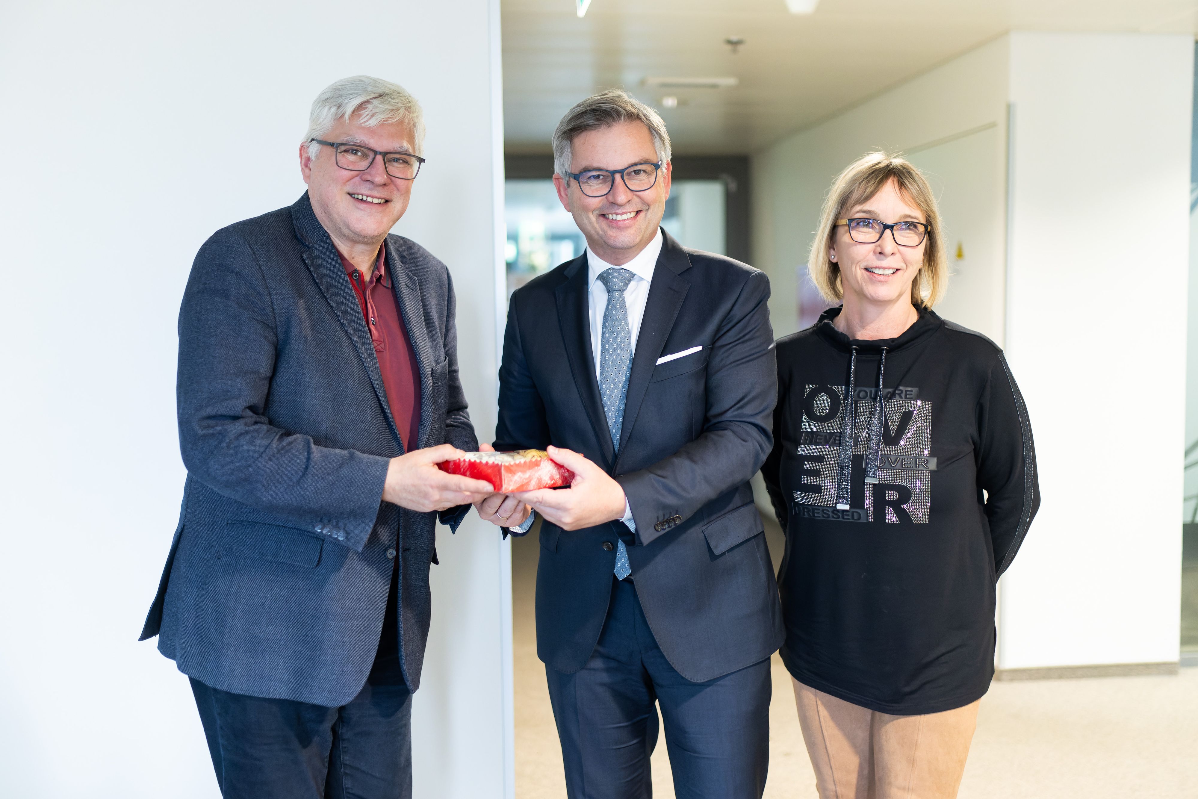 Finanzminister Magnus Brunner (VP) brachte Kekse ins Finanzzentrum Wien-Mitte, überreichte sie Dienststellenleiter Martin Schermann und Organisations-Chefin Claudia Schödinger. 