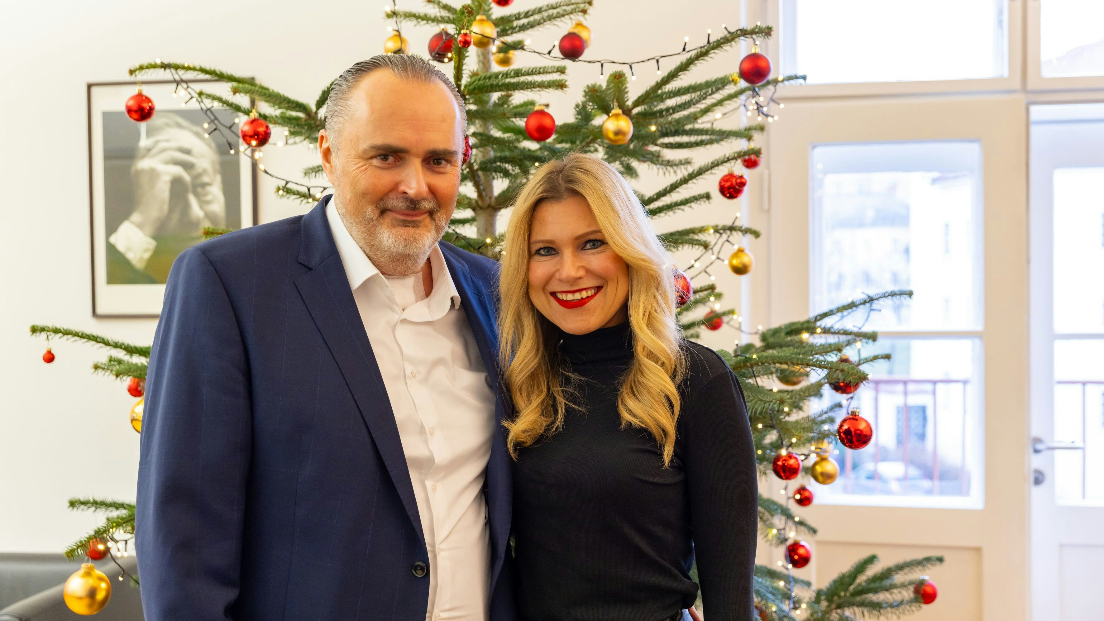 Landeshauptmann Doskozil mit seiner "großen Stütze" Julia vor dem Baum.