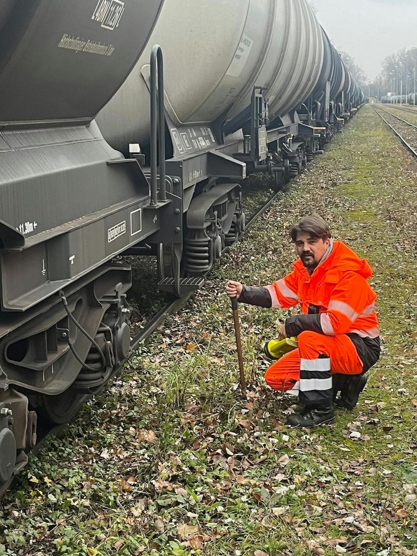 Adrian Satmarean aus Mannersdorf ist Wagenmeister. Dienstort: Wien-Stadlau