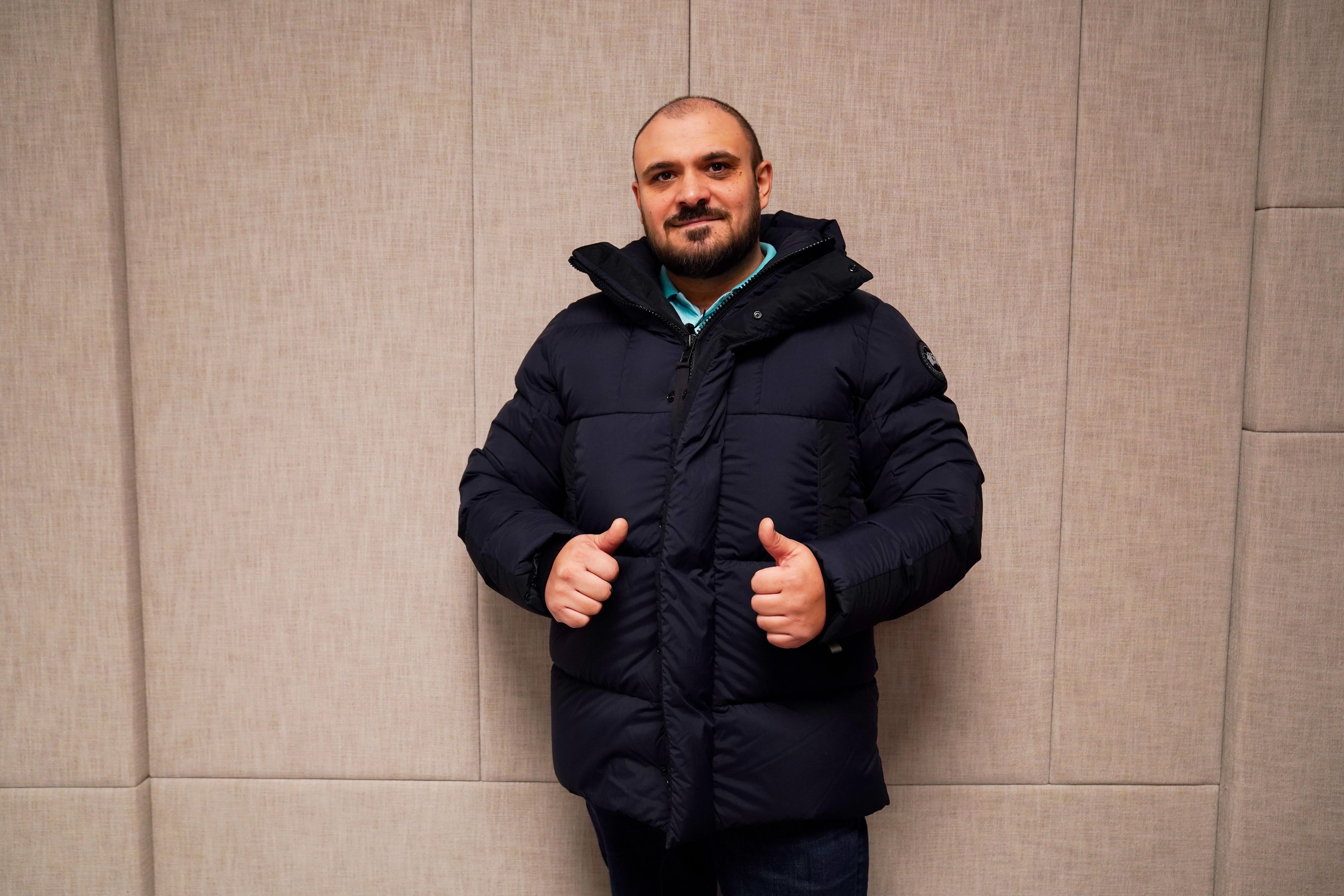 Nenad (39) bekommt als Belohnung für seine Zivilcourage eine neue Winterjacke.
