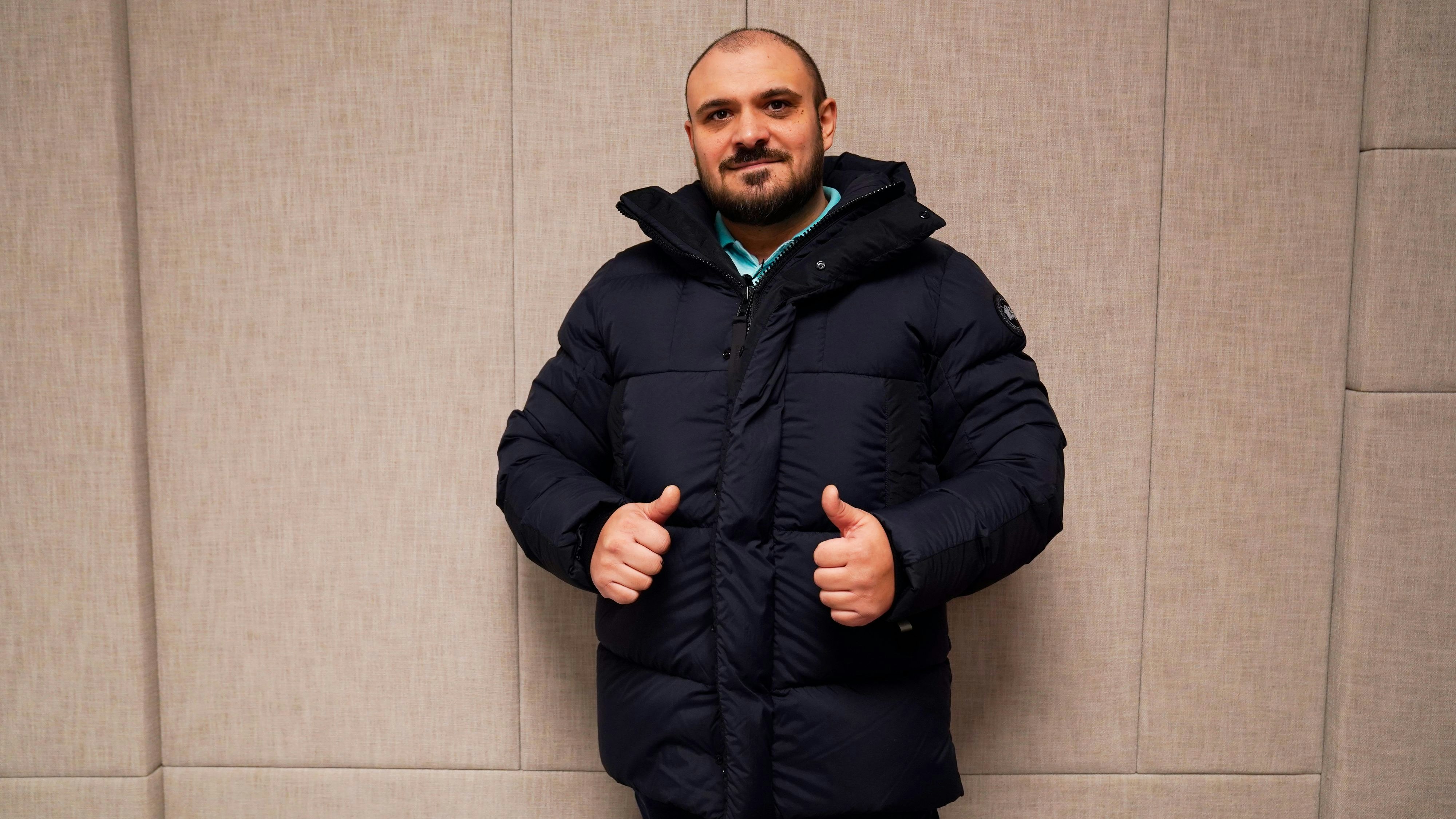 Nenad (39) bekommt als Belohnung für seine Zivilcourage eine neue Winterjacke.