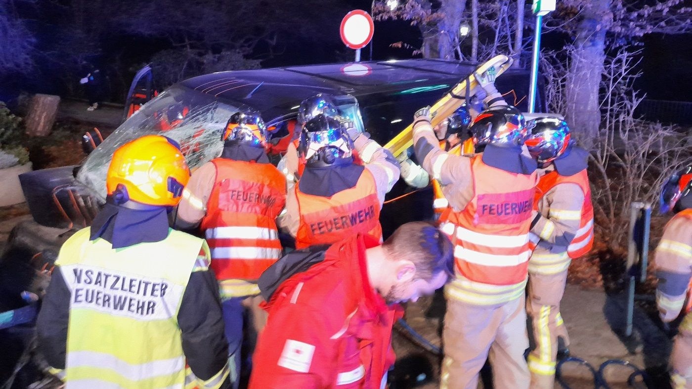 Grazer Berufsfeuerwehr befreite den Lenker aus dem Wrack.