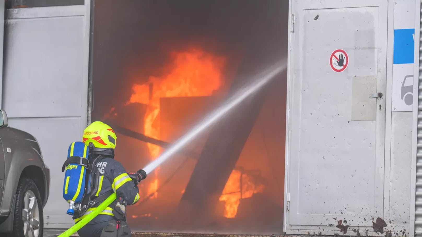 Der Brand hielt Feuerwehr, Polizei und Rettung auf Trab.