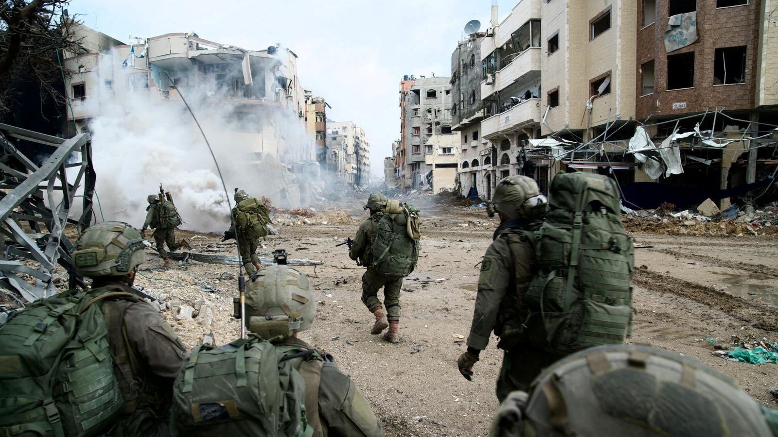 Israeli soldiers operate in the Gaza Strip amid the ongoing conflict between Israel and the Palestinian Islamist group Hamas, in this handout picture released on December 18, 2023. Israel Defense Forces/Handout via REUTERS    THIS IMAGE HAS BEEN SUPPLIED BY A THIRD PARTY