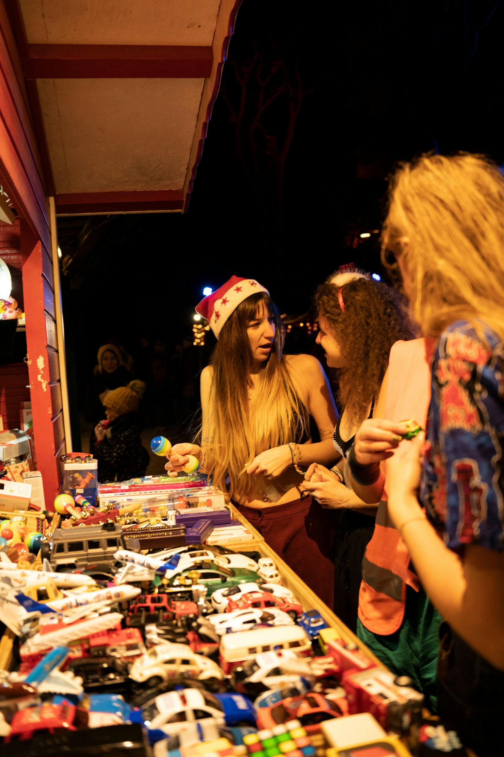 Im Bikini am Punschstand? Satirisch veranschaulichte die Letzte Generation am Weihnachtsmarkt im Wiener Türkenschanzpark, wie rosig sich viele Menschen die Folgen der Erderhitzung vorstellen.