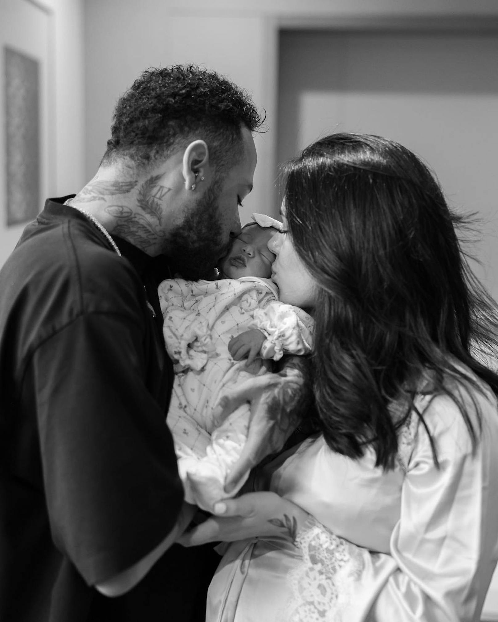 Der brasilianische Kicker Neymar jr. freut sich über die Geburt seines Kindes. Model Bruna Biancardi und der 31-Jährige nennen ihre Tochter Mavie.