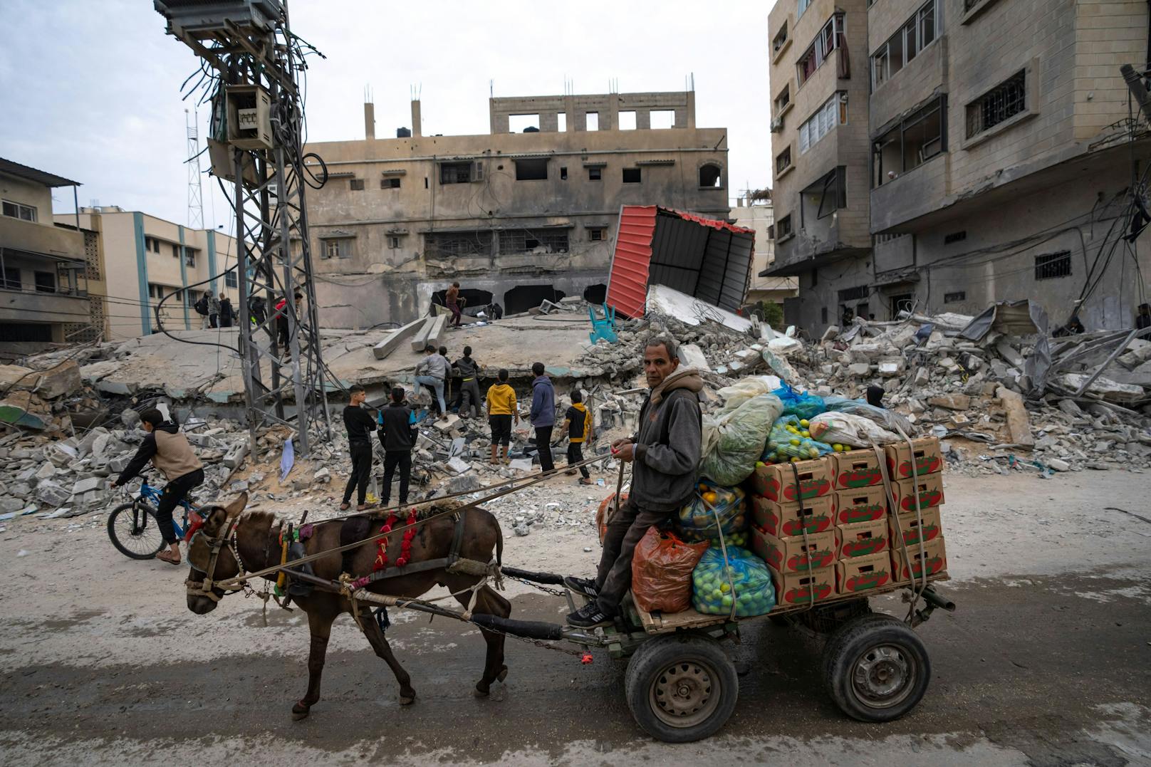 Palästinenser inspizieren ein Haus, nachdem es von einem israelischen Luftangriff auf Rafah im südlichen Gazastreifen getroffen wurde.