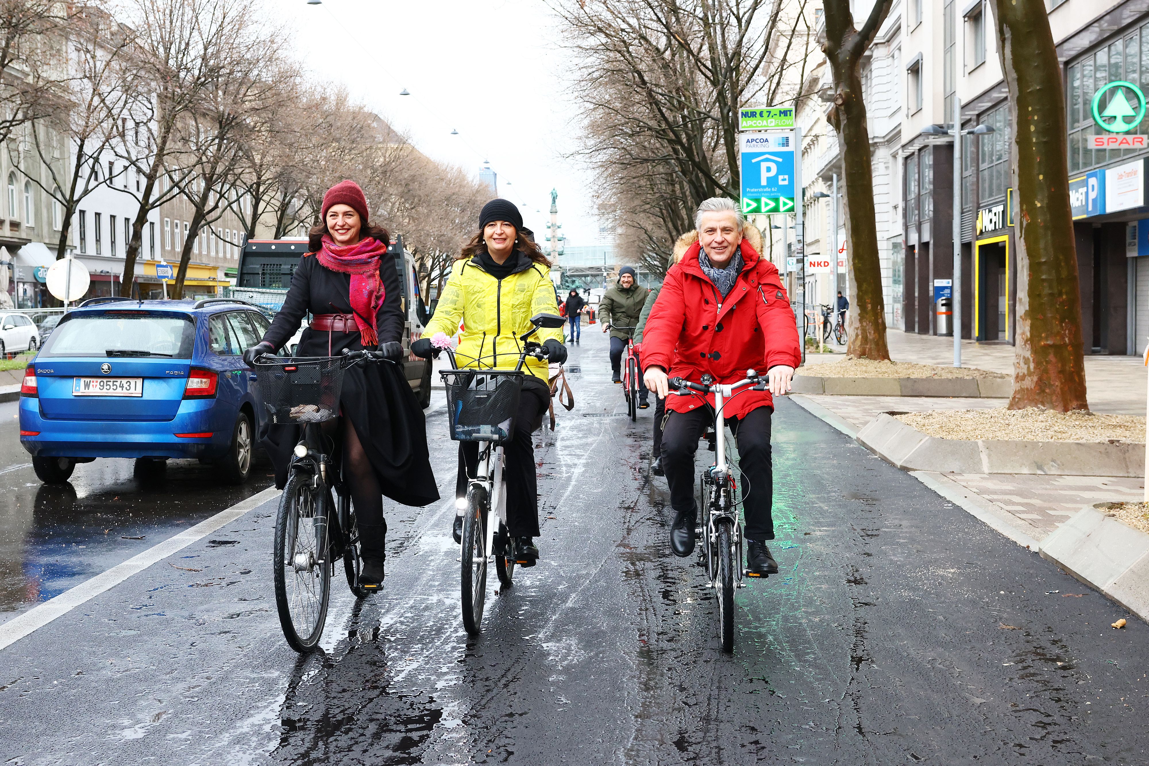 Selma Arapović (Neos), Planungsstadträtin Ulli Sima und SP-Klubchef Josef Taucher am neuen Radweg.