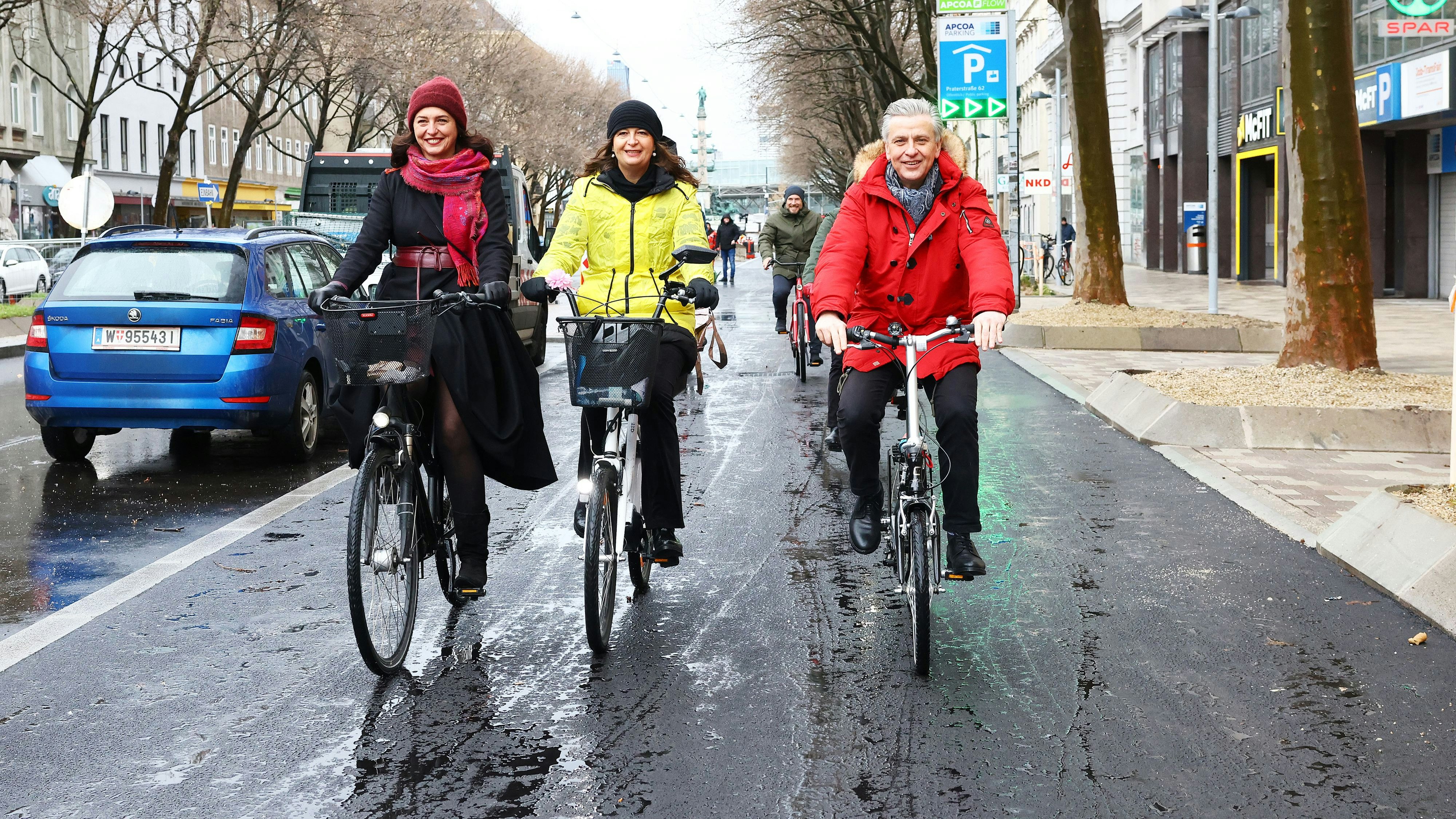 Selma Arapović (Neos), Planungsstadträtin Ulli Sima und SP-Klubchef Josef Taucher am neuen Radweg.