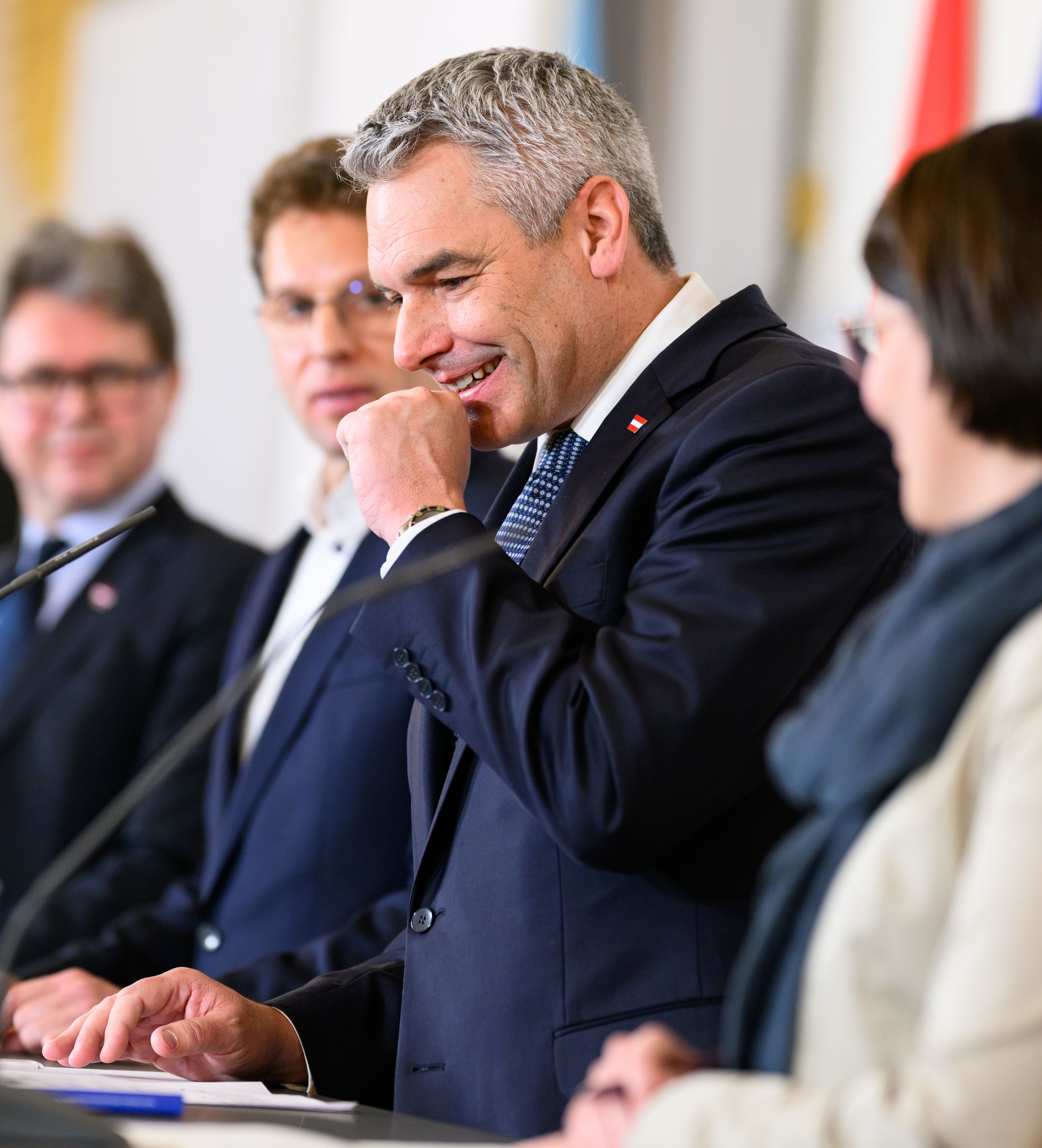 Heute.at - Kranker Kanzler ohne Maske hustet bei Covid-Beichte los
