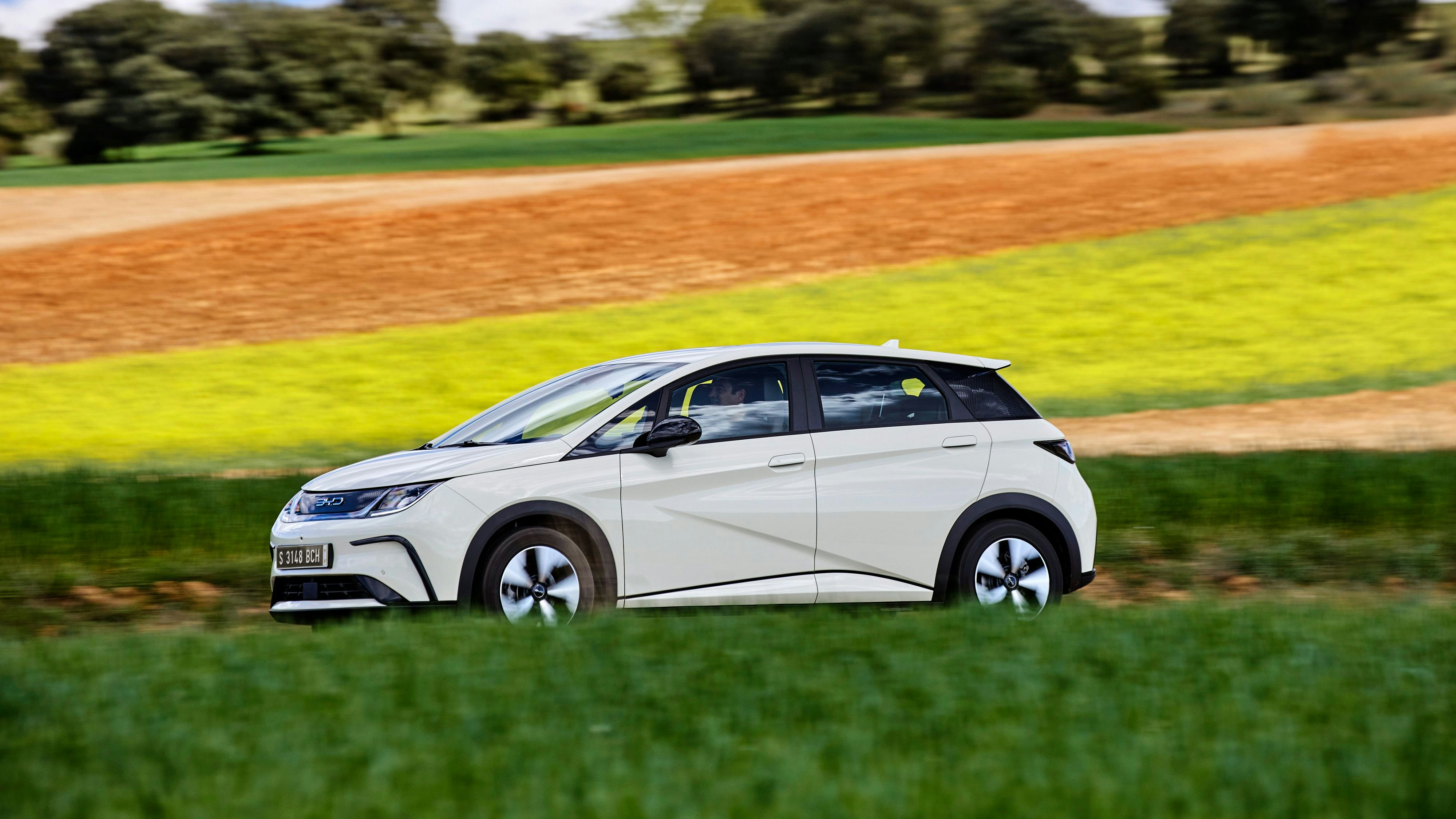 Chinas Autobauer BYD soll hunderte E-Autos für unsere Behörden liefern. Die Opposition ist sauer.