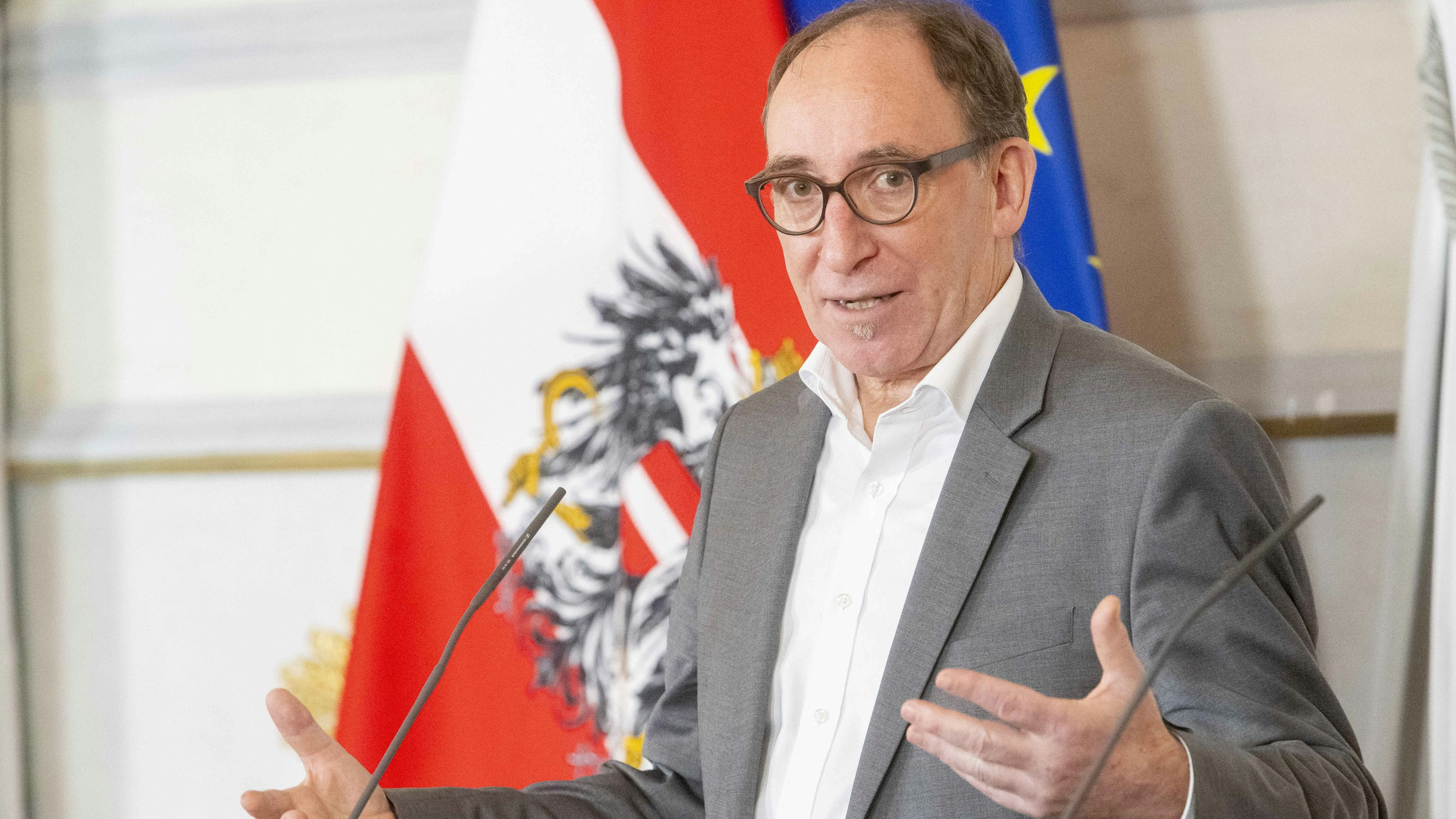 Download von www.picturedesk.com am 21.12.2023 (09:45).  WIEN, OESTERREICH - 20. DEZEMBER: Sozialminister Johannes Rauch (Gruene) beim Pressefoyer nach dem Ministerrat im Bundeskanzleramt am 20. Dezember, 2023 in Wien, Oesterreich.231220_SEPA_32_022 - 20231220_PD3505 - Rechteinfo: Rights Managed (RM)