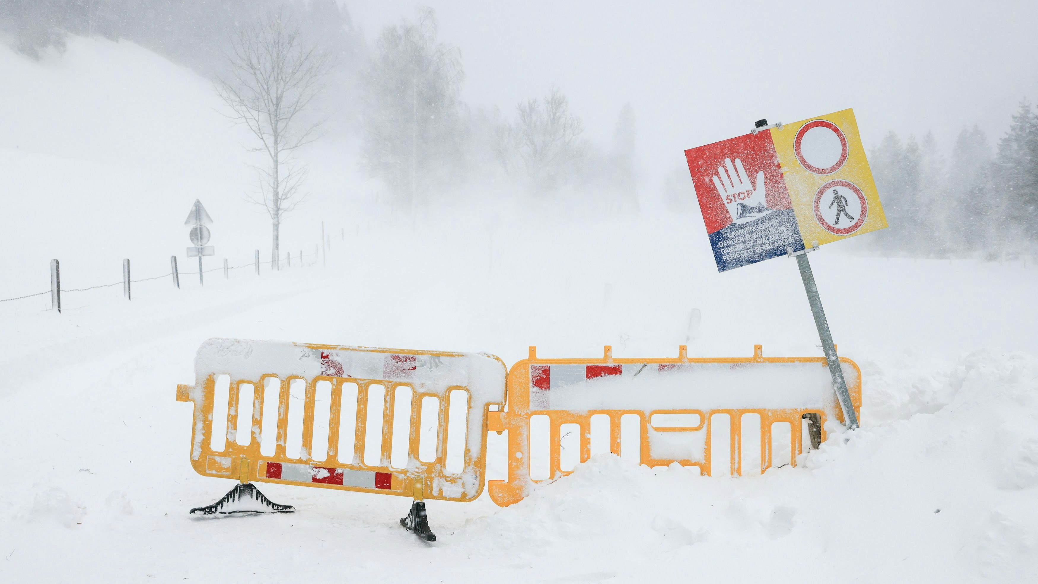 Download von www.picturedesk.com am 21.12.2023 (18:11).  THEMENBILD - intensive Schneefälle und starker Wind verursachten im Bezirk Liezen Straßensperren wegen Lawinengefahr. Absperrgitter und eine Warntafel auf der Obertalstraße, aufgenommen am 2. Februar 2022 im Obertal bei Schladming, Steiermark, Österreich (Austria). .Fotocredit: Martin Huber - 20220202_PD9477 - Rechteinfo: Rights Managed (RM)