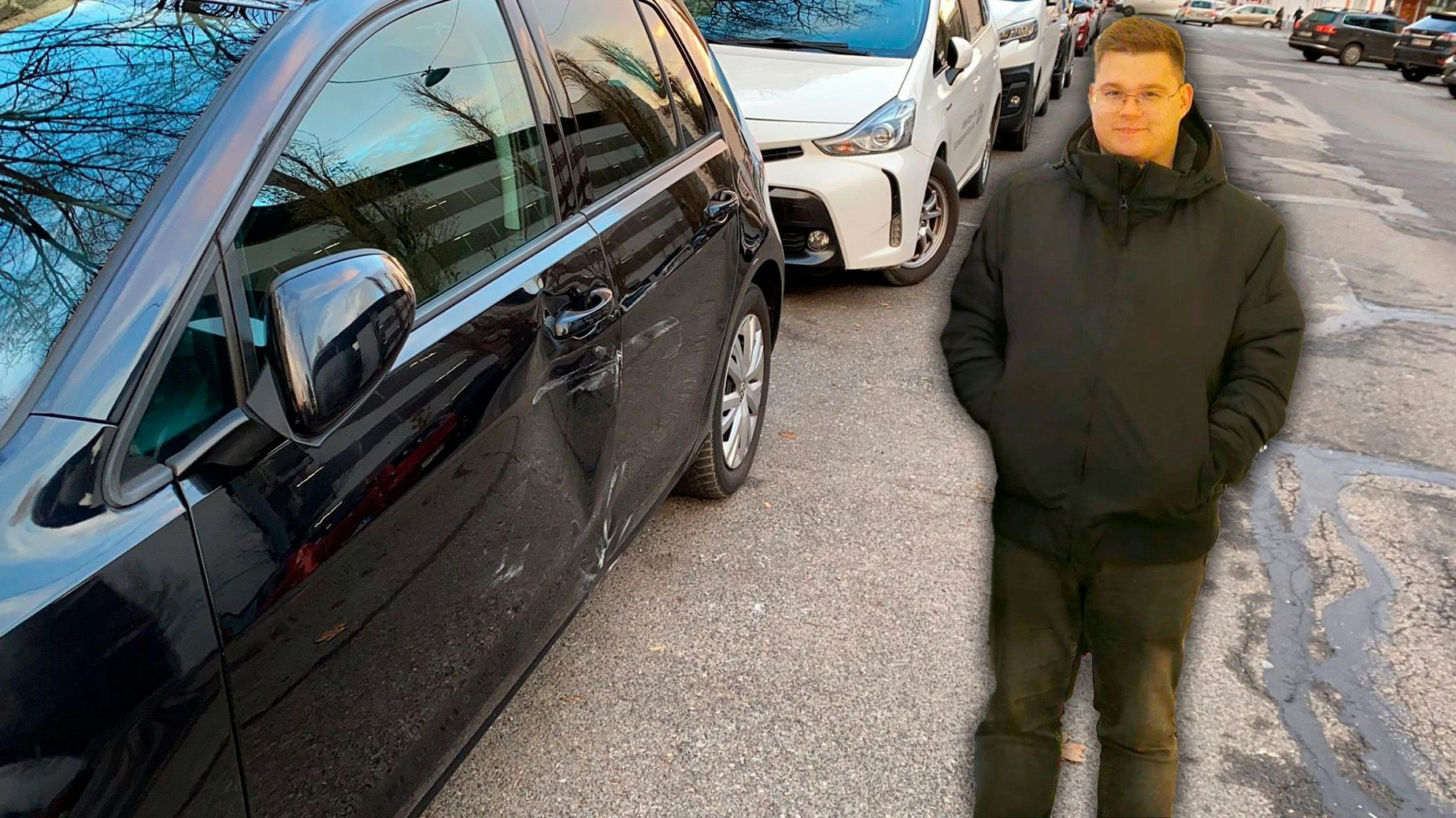 Der VW Golf ist an der Fahrerseite beschädigt.