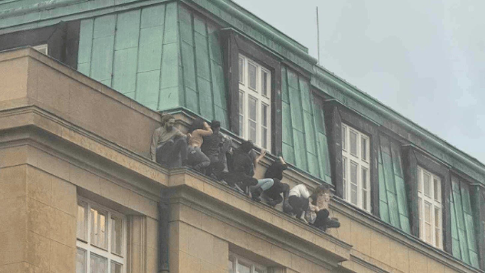 Studentinnen und Studenten flohen in Panik auf die Fassade des Gebäudes.