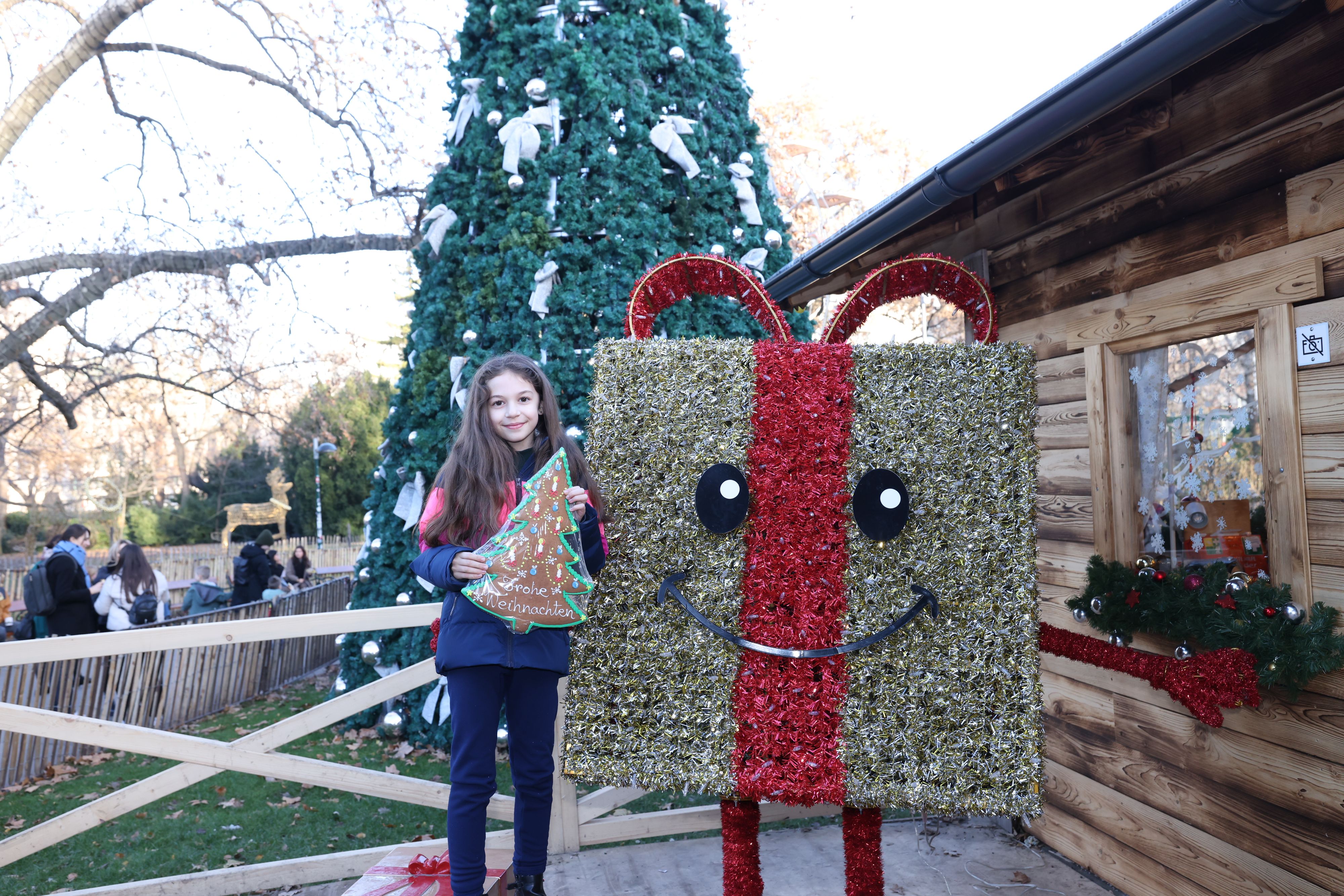 Ein Besuch am Weihnachtsmarkt verkürzt die Wartezeit aufs Christkind.