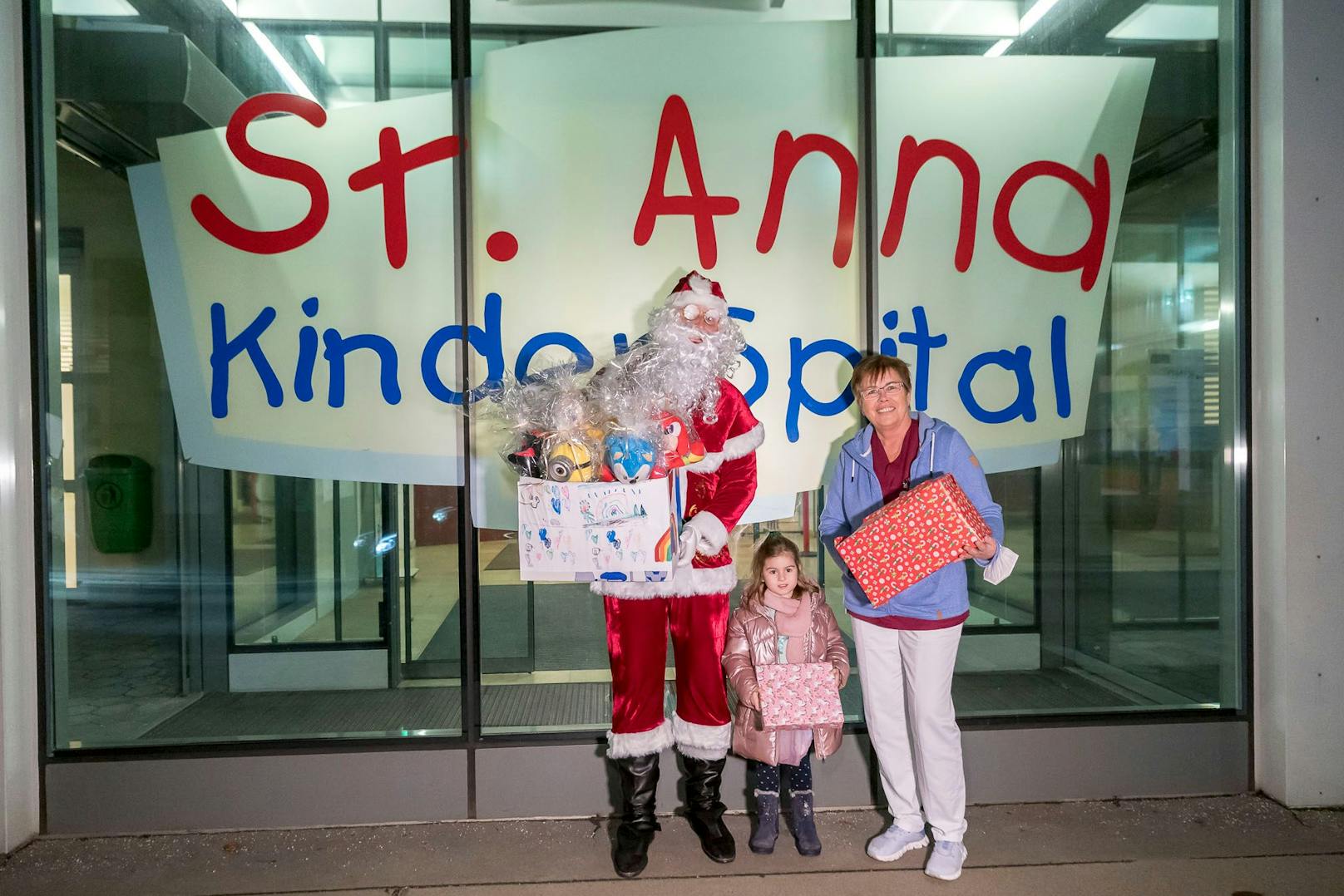 Im St. Anna Kinderspital war am Mittwoch der Fünfhaus-Santa zu Besuch!