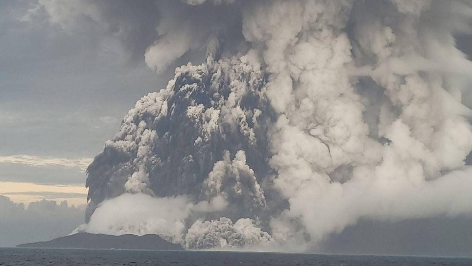 Am 14. Jänner 2022 flog der Unterwasservulkan <strong>Hunga Tonga-Hunga Haʻapai</strong> (HTHH) im Pazifik in einer gigantischen Eruption in die Luft.
