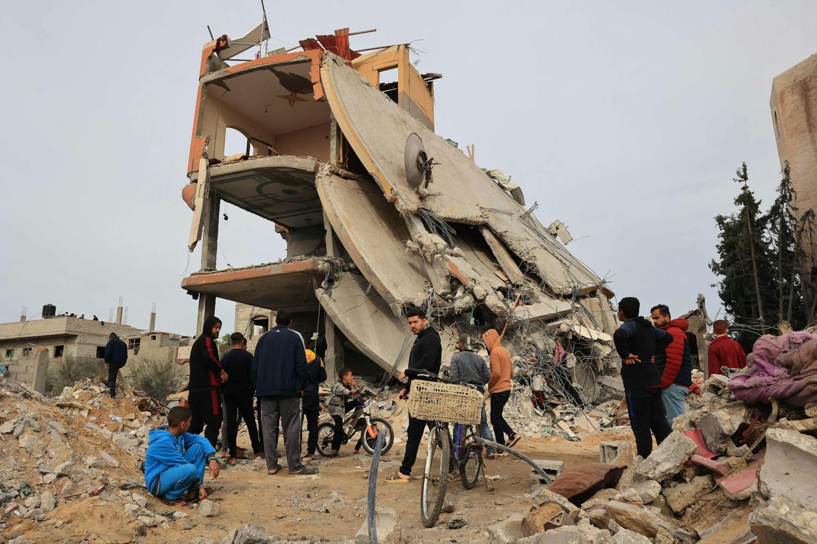 Palästinenser prüfen die Trümmer nach einem israelischem Bombenangriff in Khan Yunis im südlichen Gazastreifen am 21. Dezember 2023.