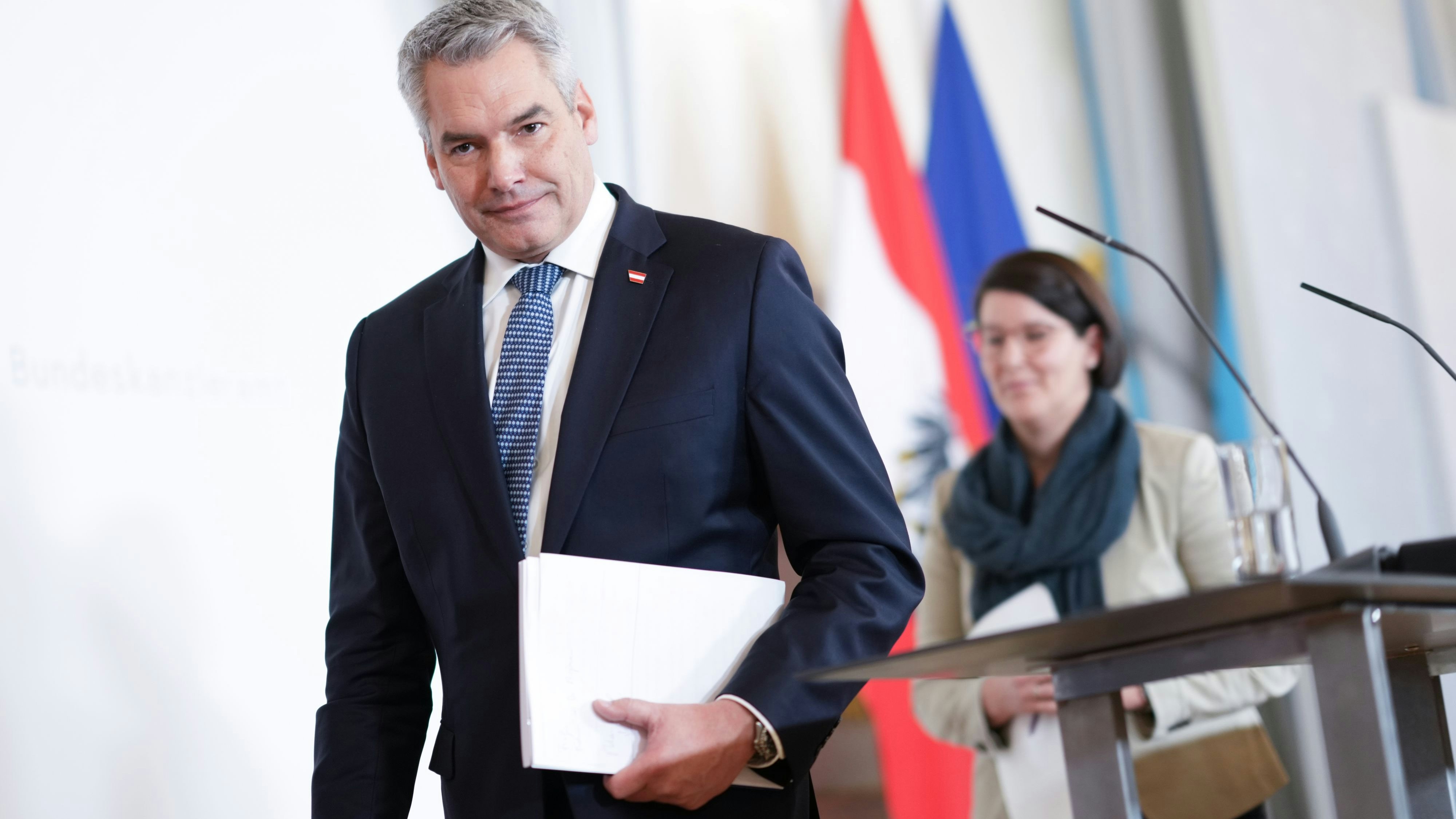 Download von www.picturedesk.com am 21.12.2023 (14:53).  ABD0047_20231221 - WIEN - ÖSTERREICH: Bundeskanzler Karl Nehammer (ÖVP) im Rahmen der Pressekonferenz ?Ergebnisse des Corona-Aufarbeitungsprozesses?, am Donnerstag, 21. Dezember 2023, in Wien. - FOTO: APA/EVA MANHART - 20231221_PD2745 - Rechteinfo: Rights Managed (RM)