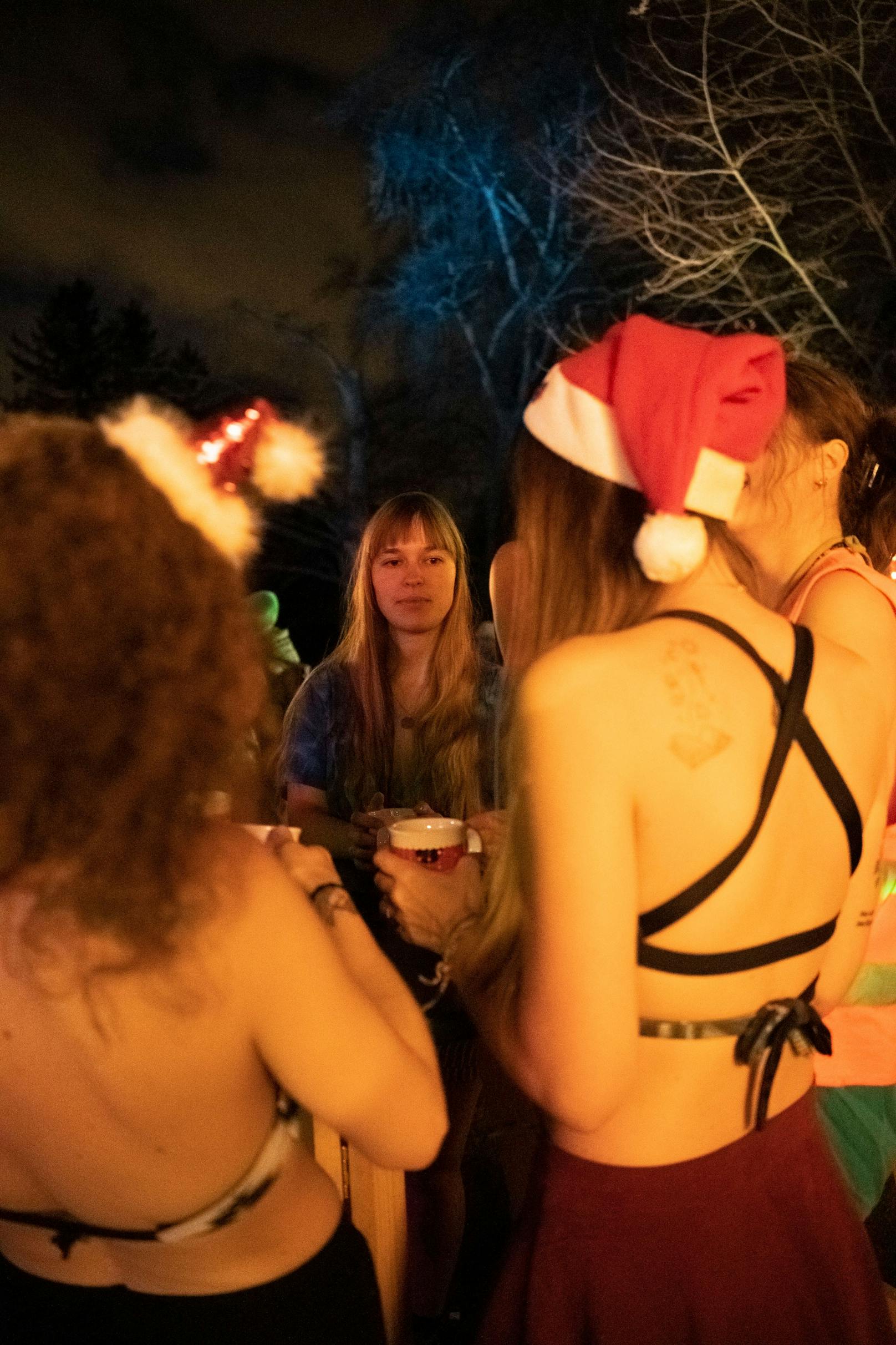 Im Bikini am Punschstand? Satirisch veranschaulichte die Letzte Generation am Weihnachtsmarkt im Wiener Türkenschanzpark, wie rosig sich viele Menschen die Folgen der Erderhitzung vorstellen.