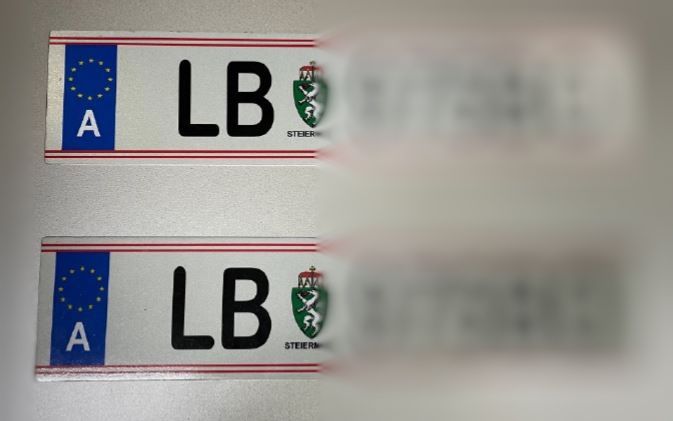 Diese gefälschten Kennzeichen hatte der Mann an seinem Auto montiert.