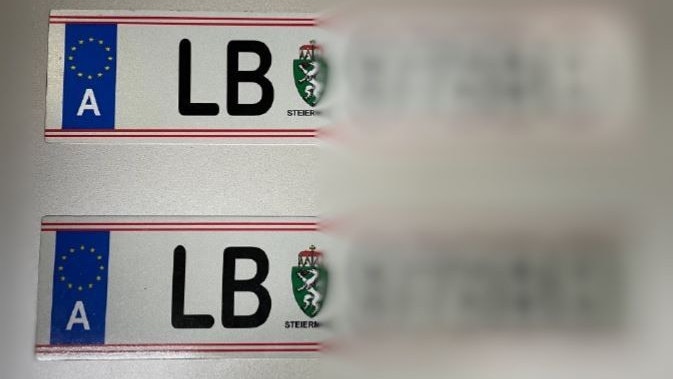 Diese Kennzeichen hatte der Mann an seinem Auto montiert.