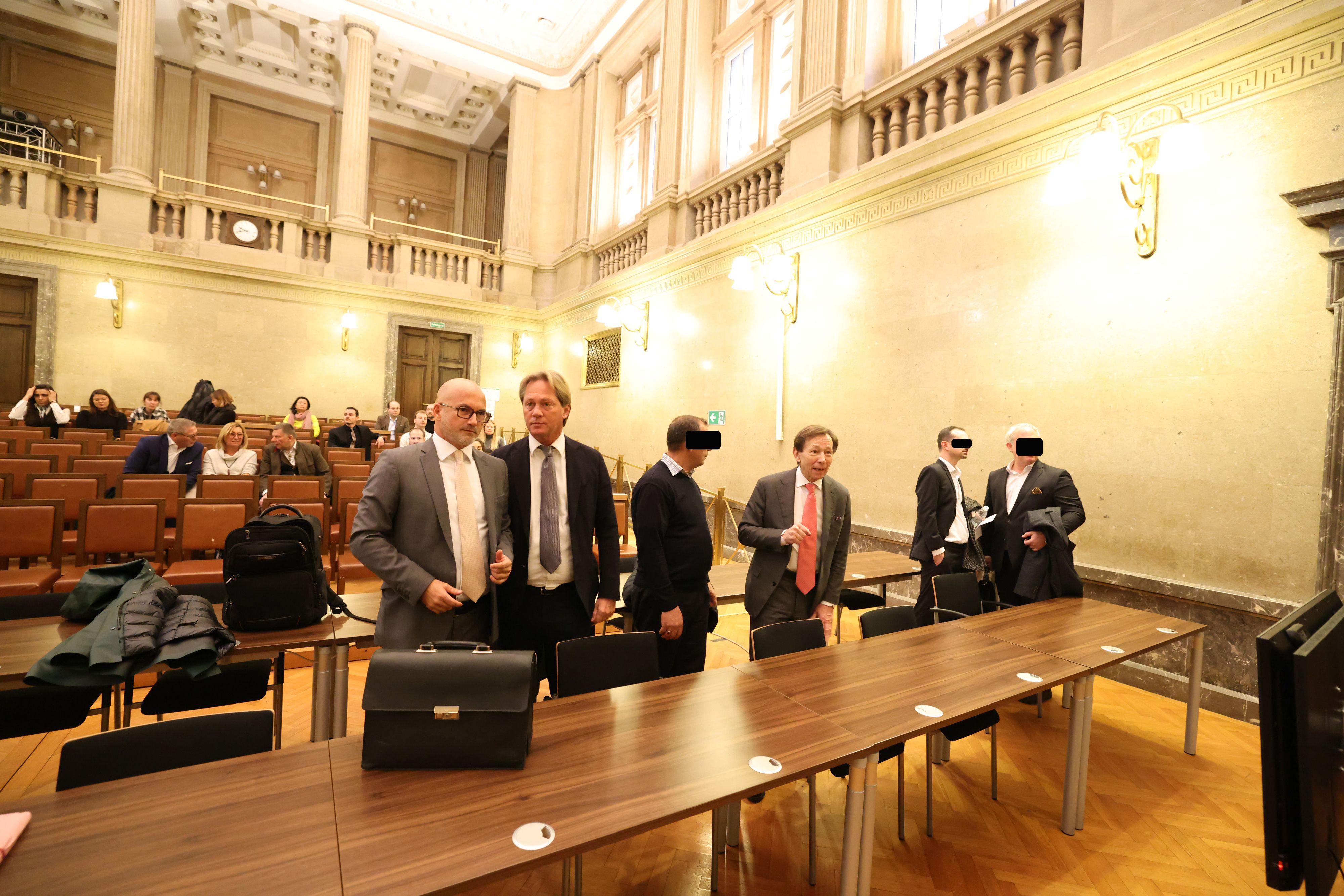 Niki Rast, Alexander Philipp und Rudi Mayer verteidigten die Angeklagten im großen Schwurgerichtssaal.