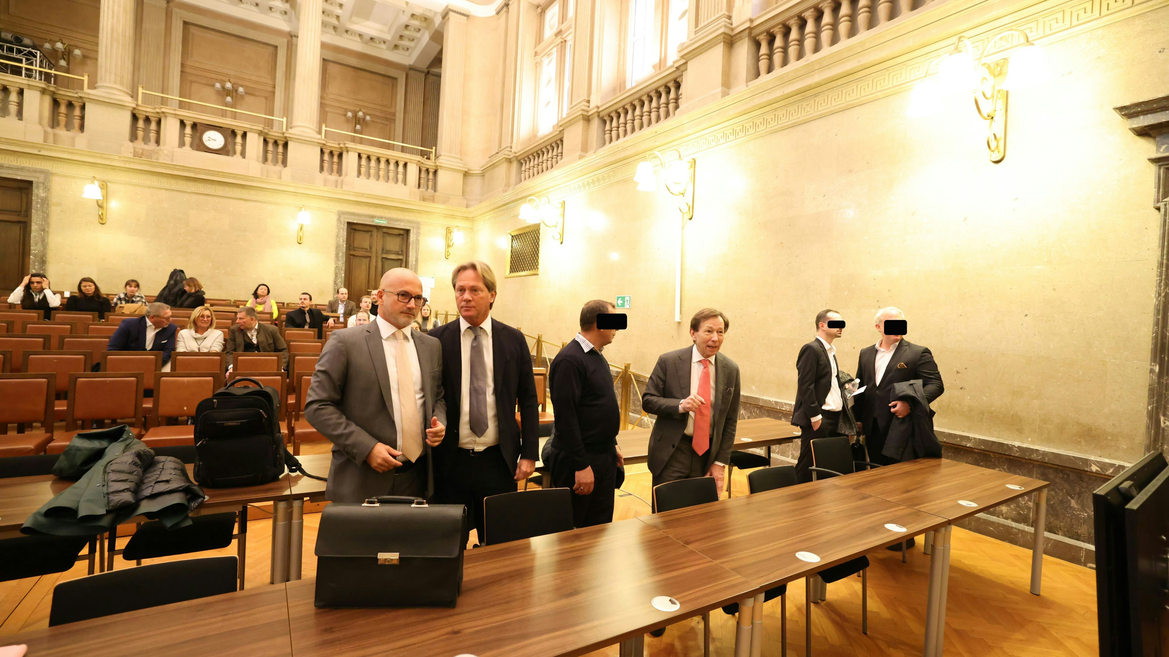 Niki Rast, Alexander Philipp und Rudi Mayer verteidigten die Angeklagten.