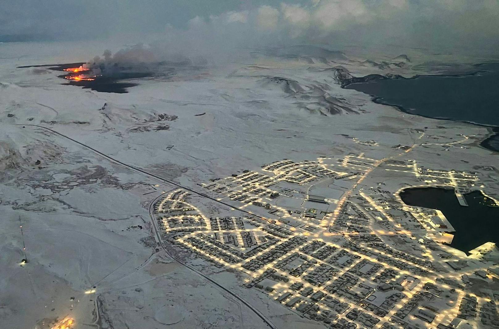Die Eruption habe nördlich des Ortes Grindavík kurz nach 22.00 Uhr (Ortszeit) begonnen, warnte...