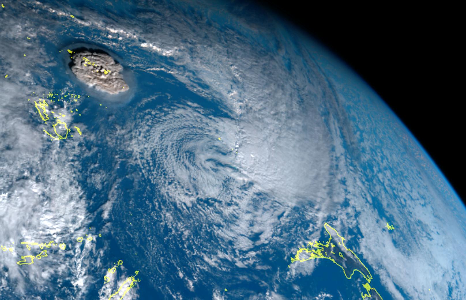 Ein japanischer Wettersatellit filmte die riesige Ascheexplosion (links oben) aus dem All mit. In Gelb eingeblendet die Küstenlinien, rechts unten die Nordinsel Neuseelands.