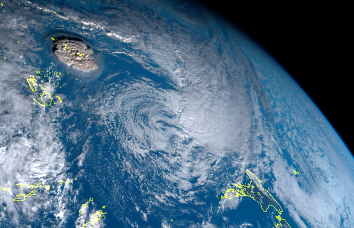 Der japanische Wettersatellit filmte die riesige Ascheexplosion (links oben) aus dem Weltall mit. In Gelb die Küstenlinien der Region, rechts unten die Nordinsel Neuseelands.