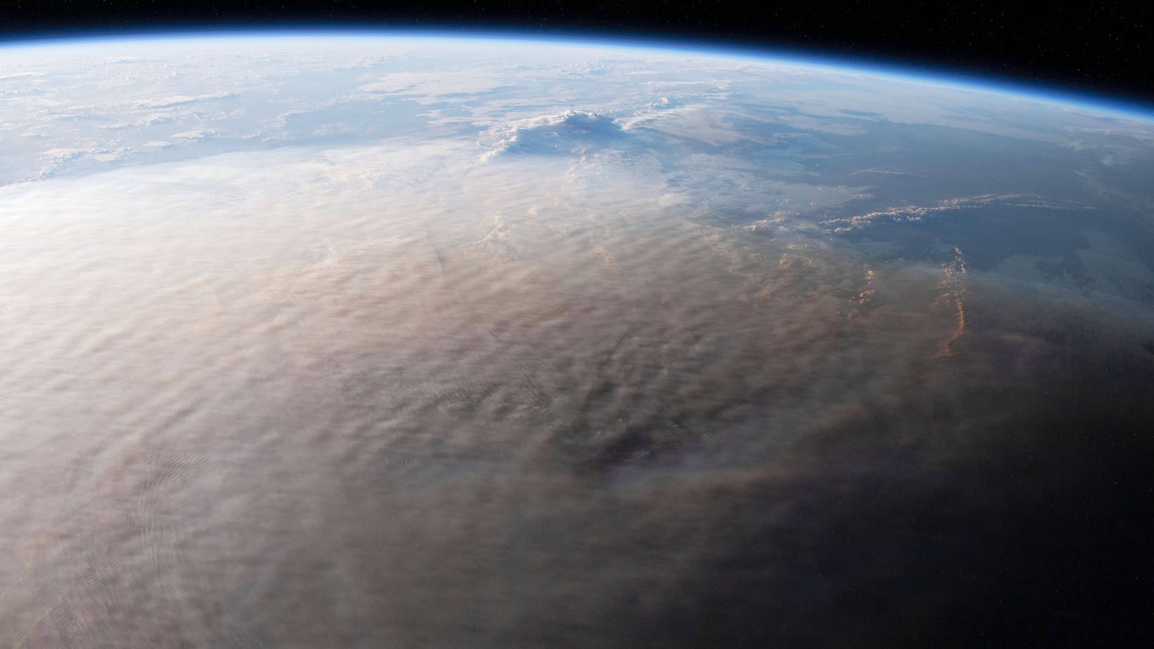 Diese Ausbruch sorgte auch für den größten Eintrag von Wasserdampf in die Stratosphäre seit Beginn der Satellitenbeobachtungen. Dieses Bild wurde am Tag danach von der ISS aus aufgenommen.