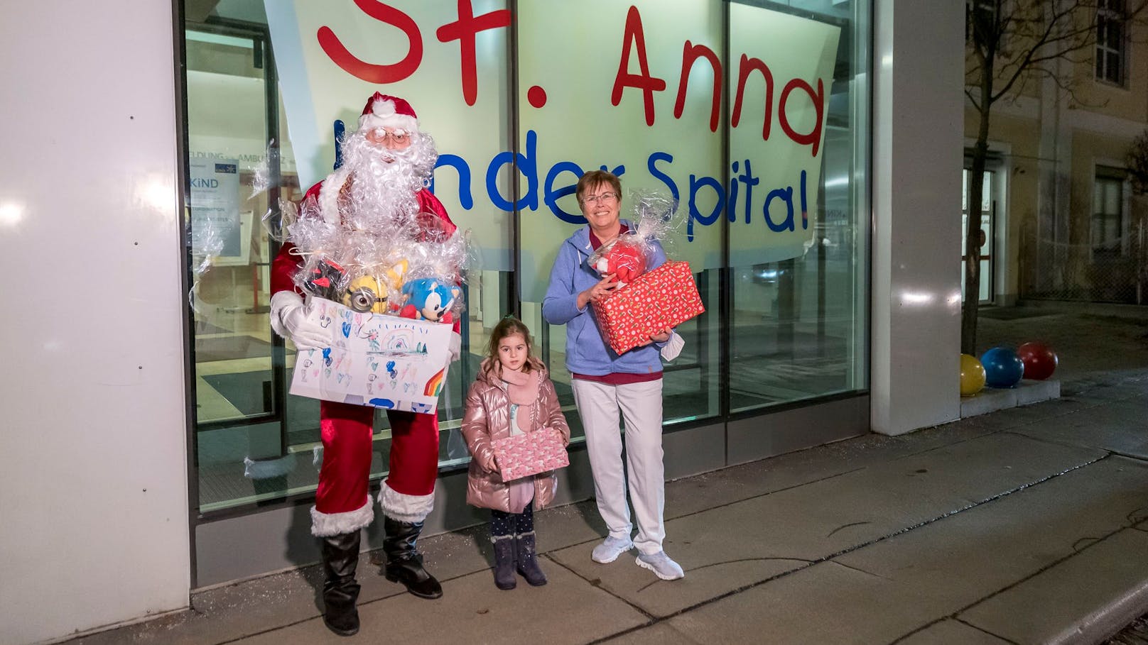 Am Mittwoch übergab der Wiener Weihnachtsmann nämlich Geschenke an das Spital.