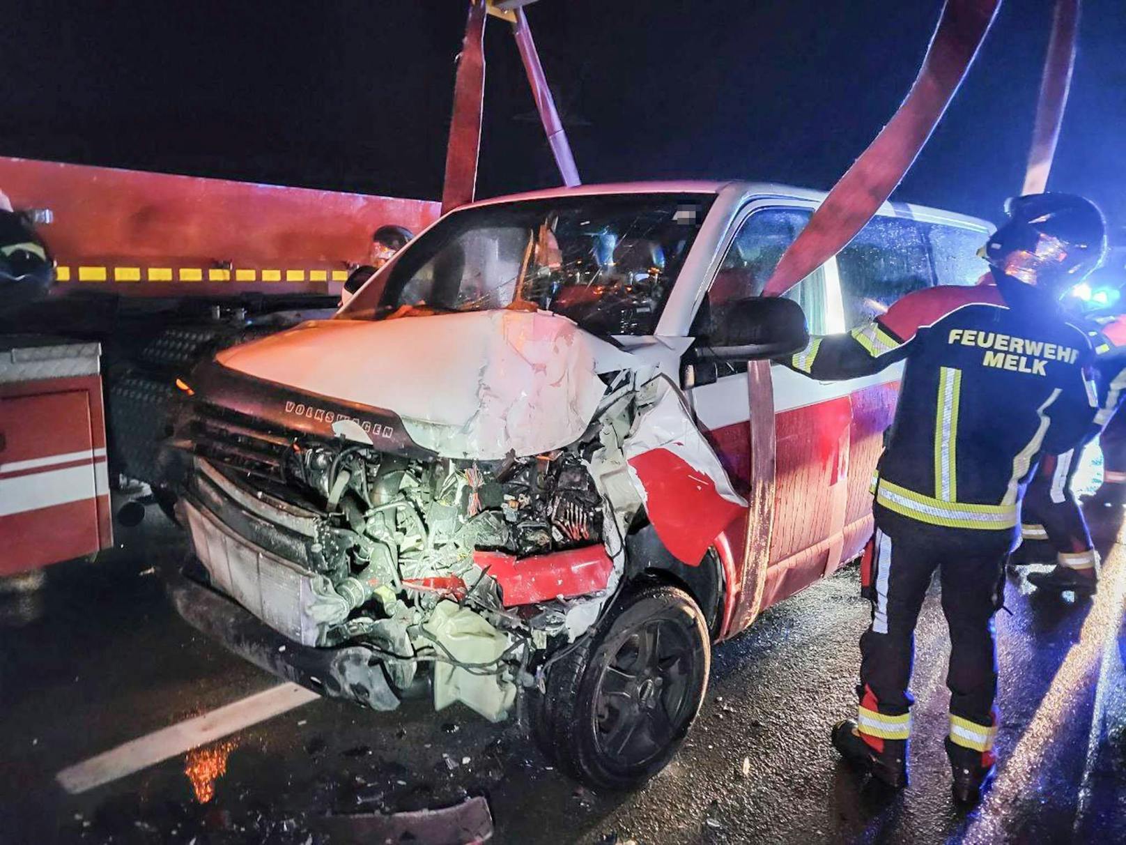 5 Fahrzeuge waren involviert, es gab 4 Verletzte