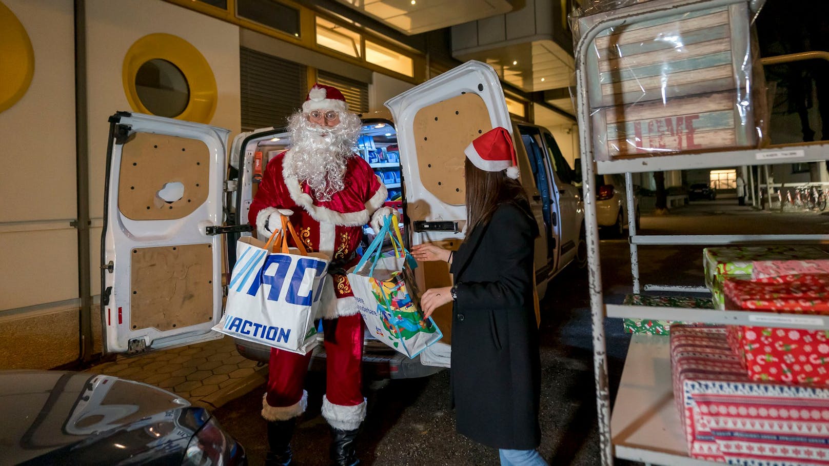 Ob Puppen, UNO-Karten oder Bastelsets – der Wiener Santa tut alles für die Kids!