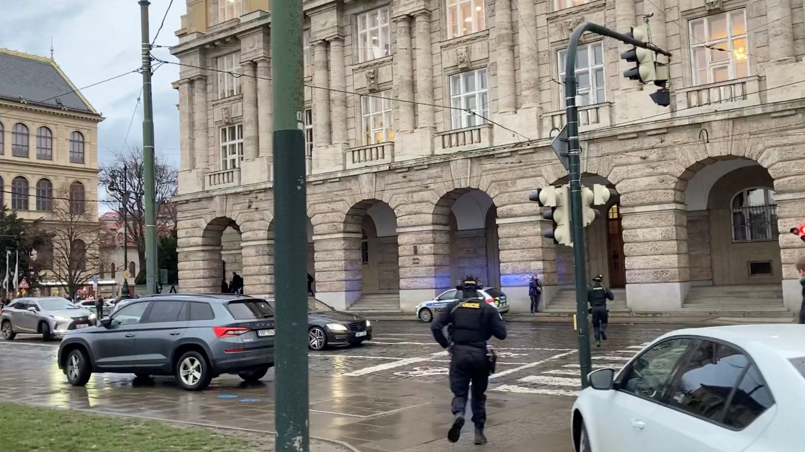 An einer Prager Universität hat ein bewaffneter Angreifer mindestens 15 Menschen erschossen.