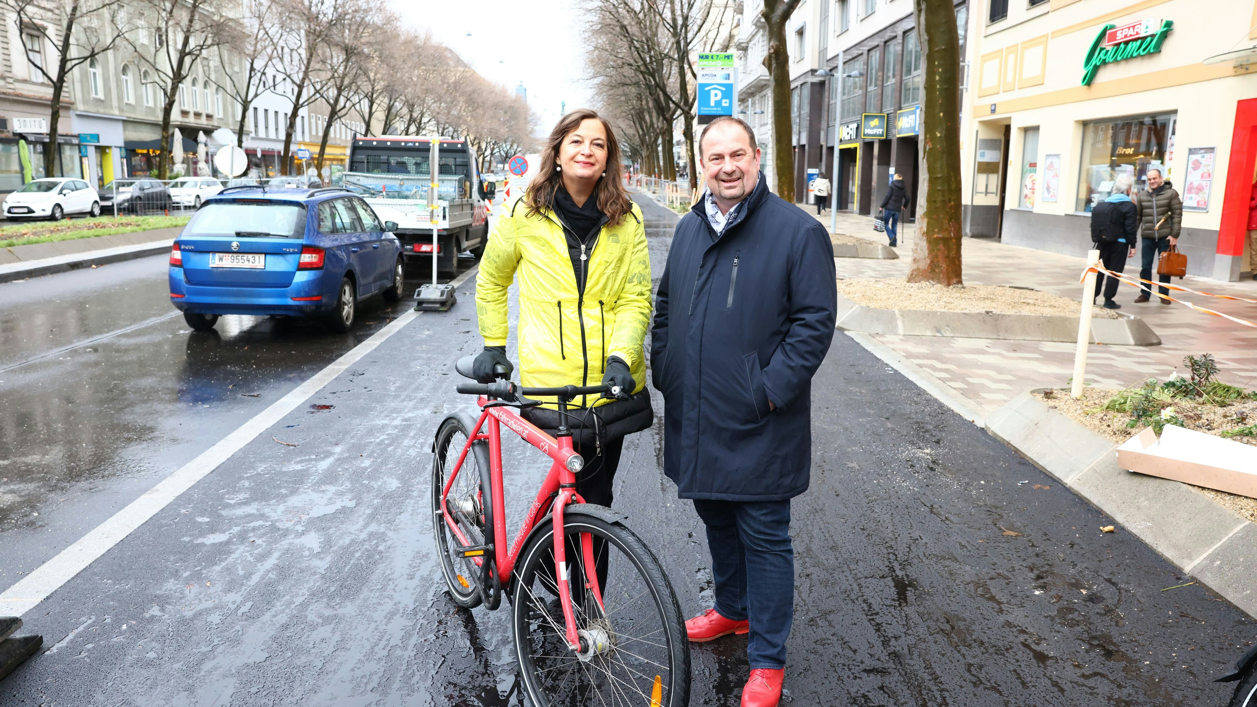 Sima und Bezirks-Chef Alexander Nikolai (SP) am neuen Radweg.