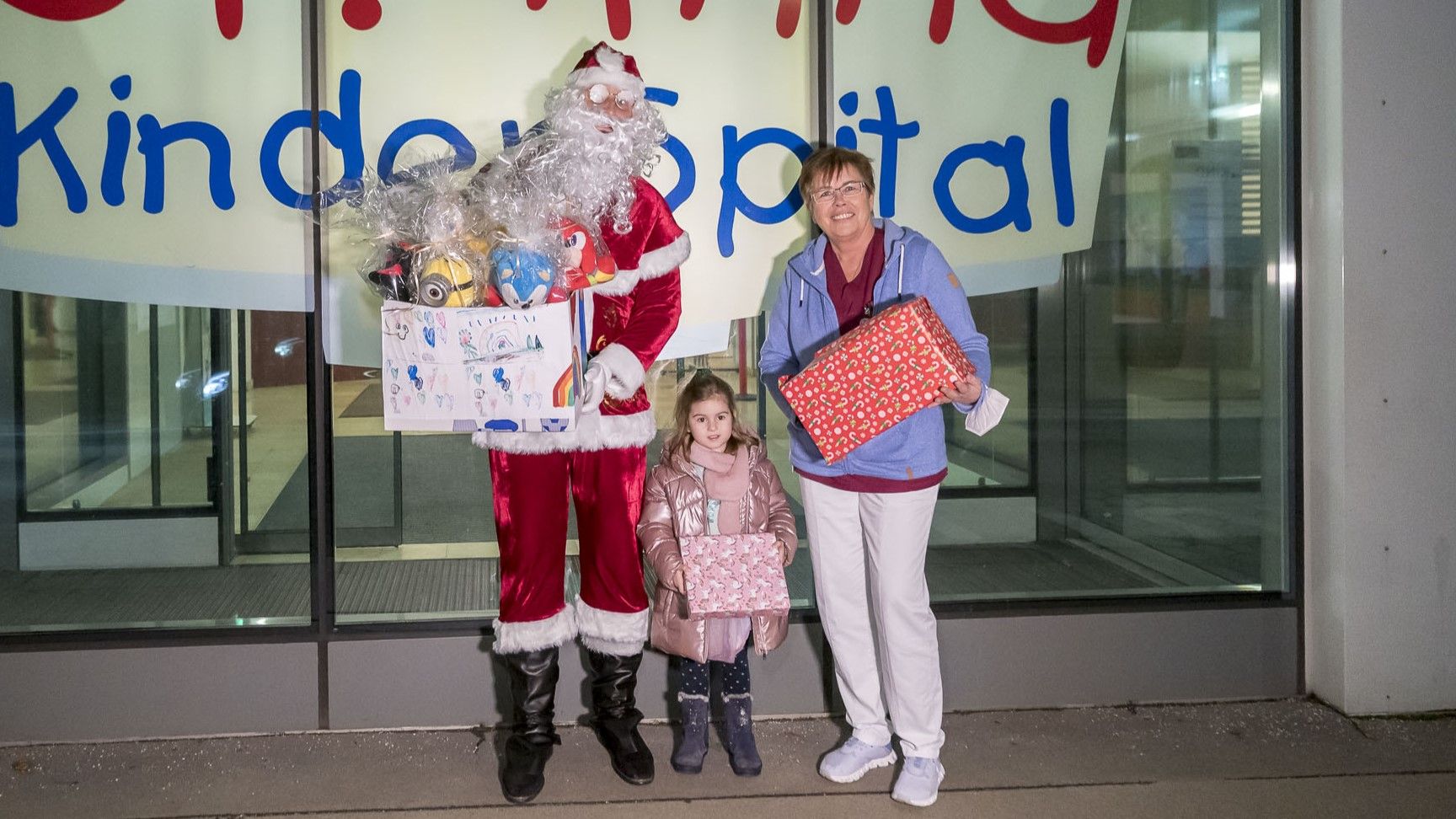 Weihnachtsmann-Helferin Laura (4) setzt sich schon von klein auf für die gute Sache ein.