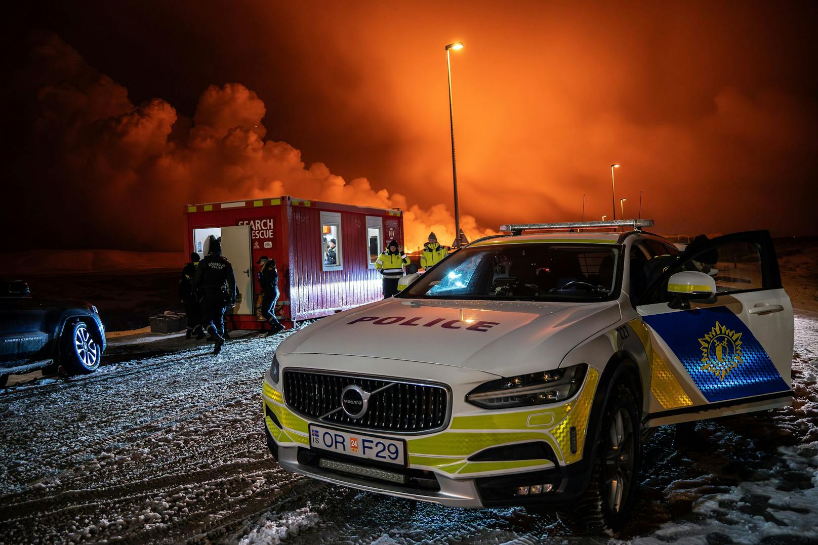 Die Polizei forderte Schaulustige auf, sich der Lava nicht zu nähern.