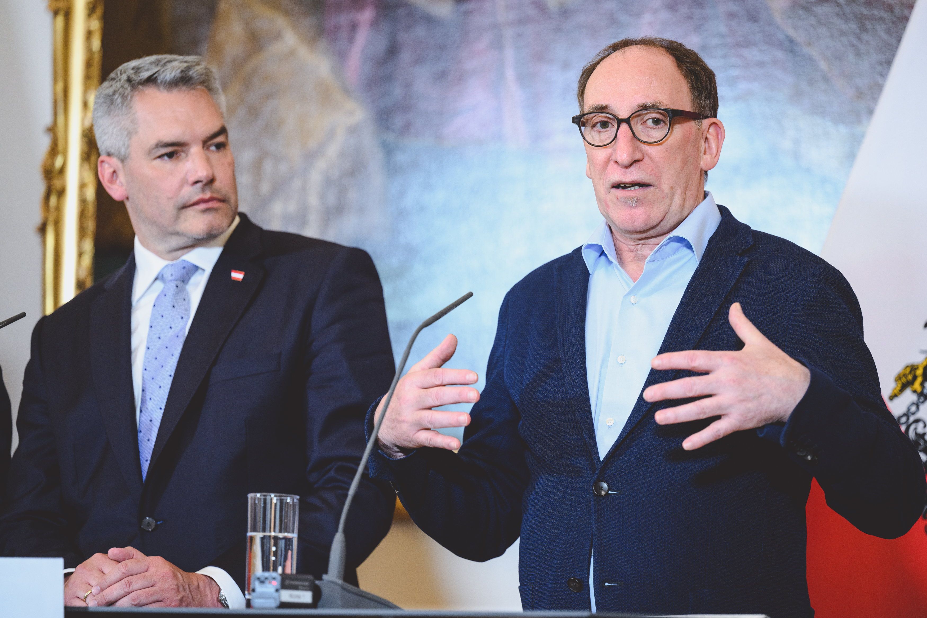 Bundeskanzler Karl Nehammer und Gesundheitsminister Johannes Rauch laden überraschend zu einer Pressekonferenz. (Archivbild)