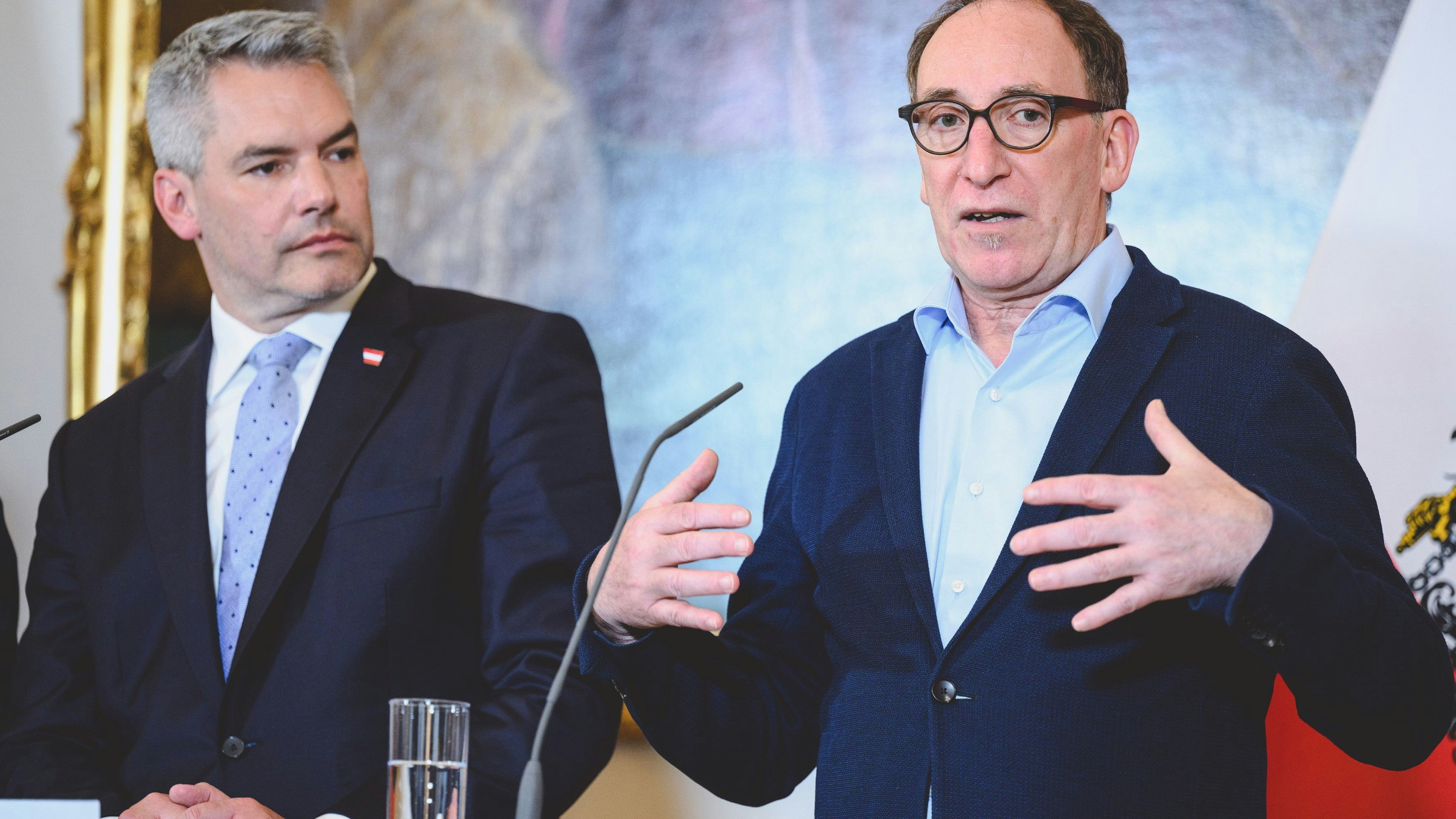 Bundeskanzler Karl Nehammer und Gesundheitsminister Johannes Rauch laden überraschend zu einer Pressekonferenz. (Archivbild)