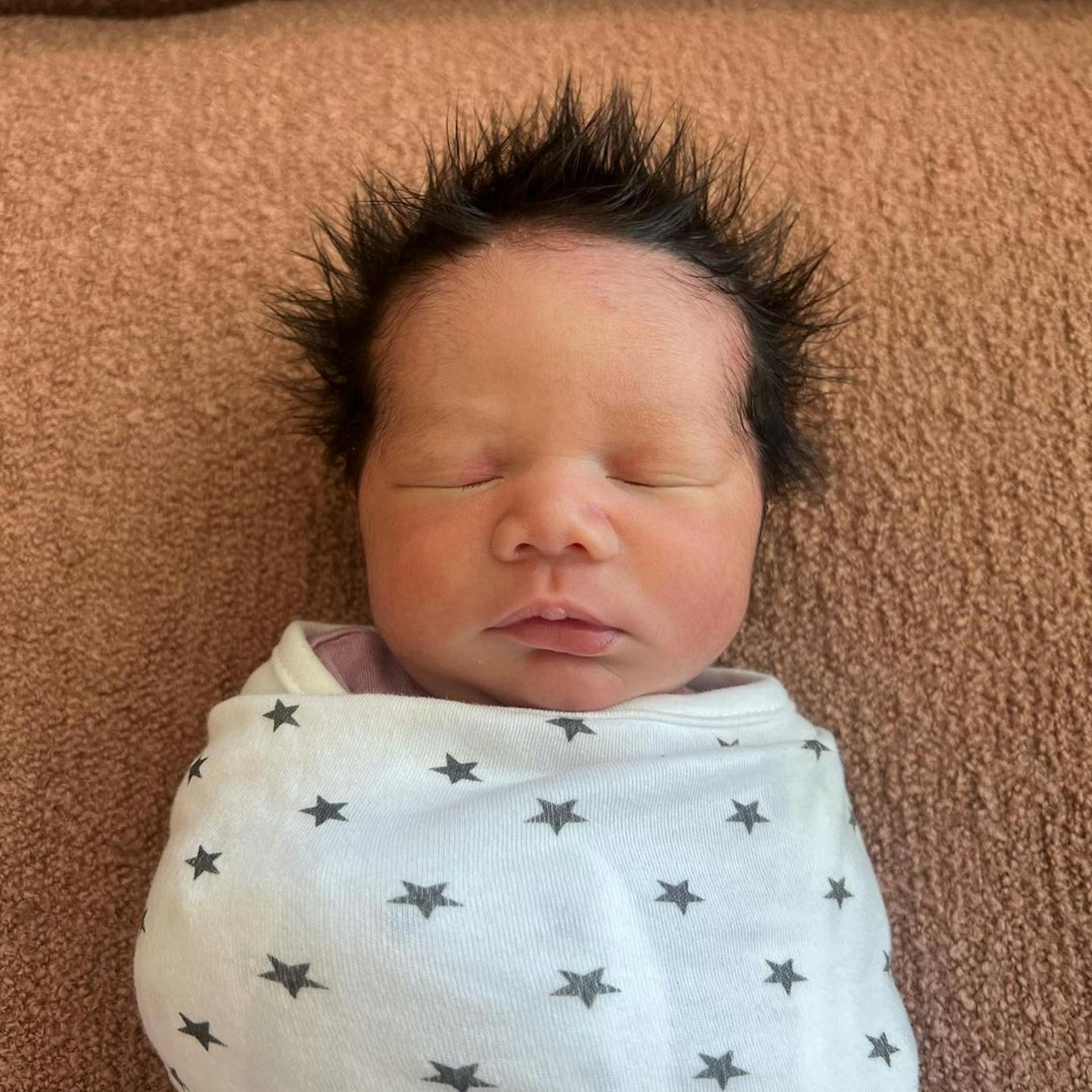 Chrissy Teigen & John Legend: Nur 5 Monate nach Geburt ihrer Tochter Esti, brachte eine Leihmutter für das Paar ein weiteres Kind zur Welt. Söhnchen Wren Alexander Stephens wurde am 19. Juni geboren und macht das Glück der Familie komplett.