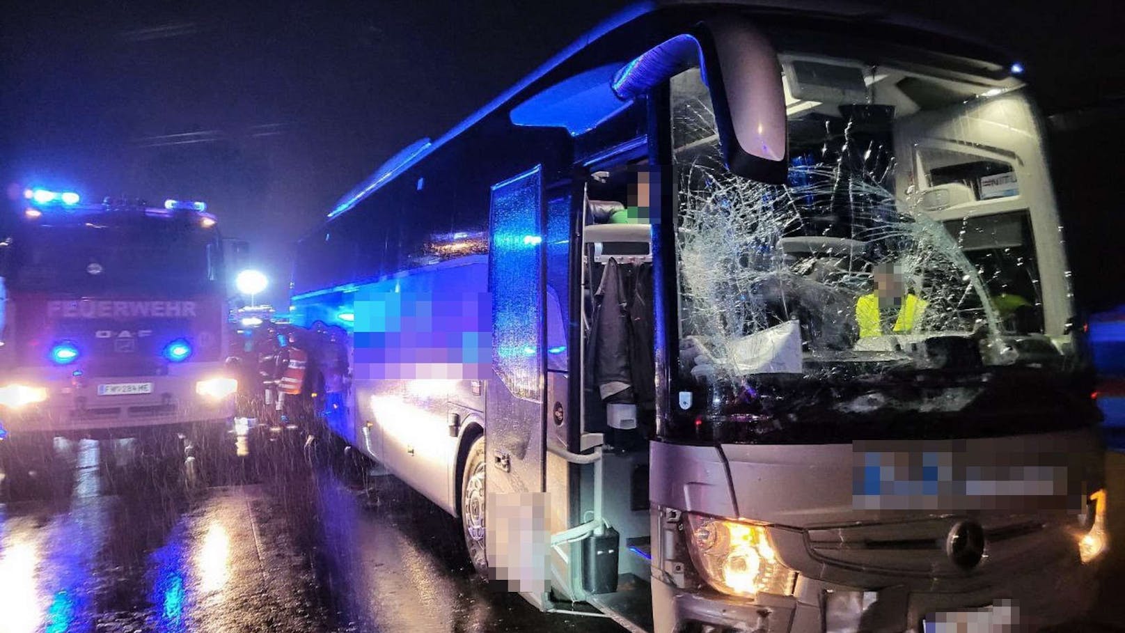Unfall mit Reisebus und Kids fordert vier Verletzte