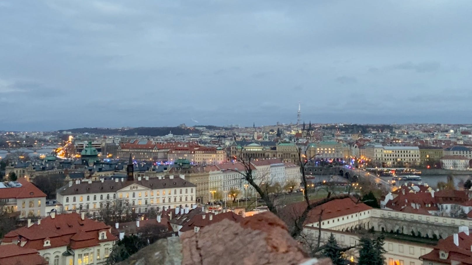 Der Jan-Palach-Platz ist nur wenige Hundert Meter von der bekannten Karlsbrücke entfernt, dem Wahrzeichen der Stadt an der Moldau. 