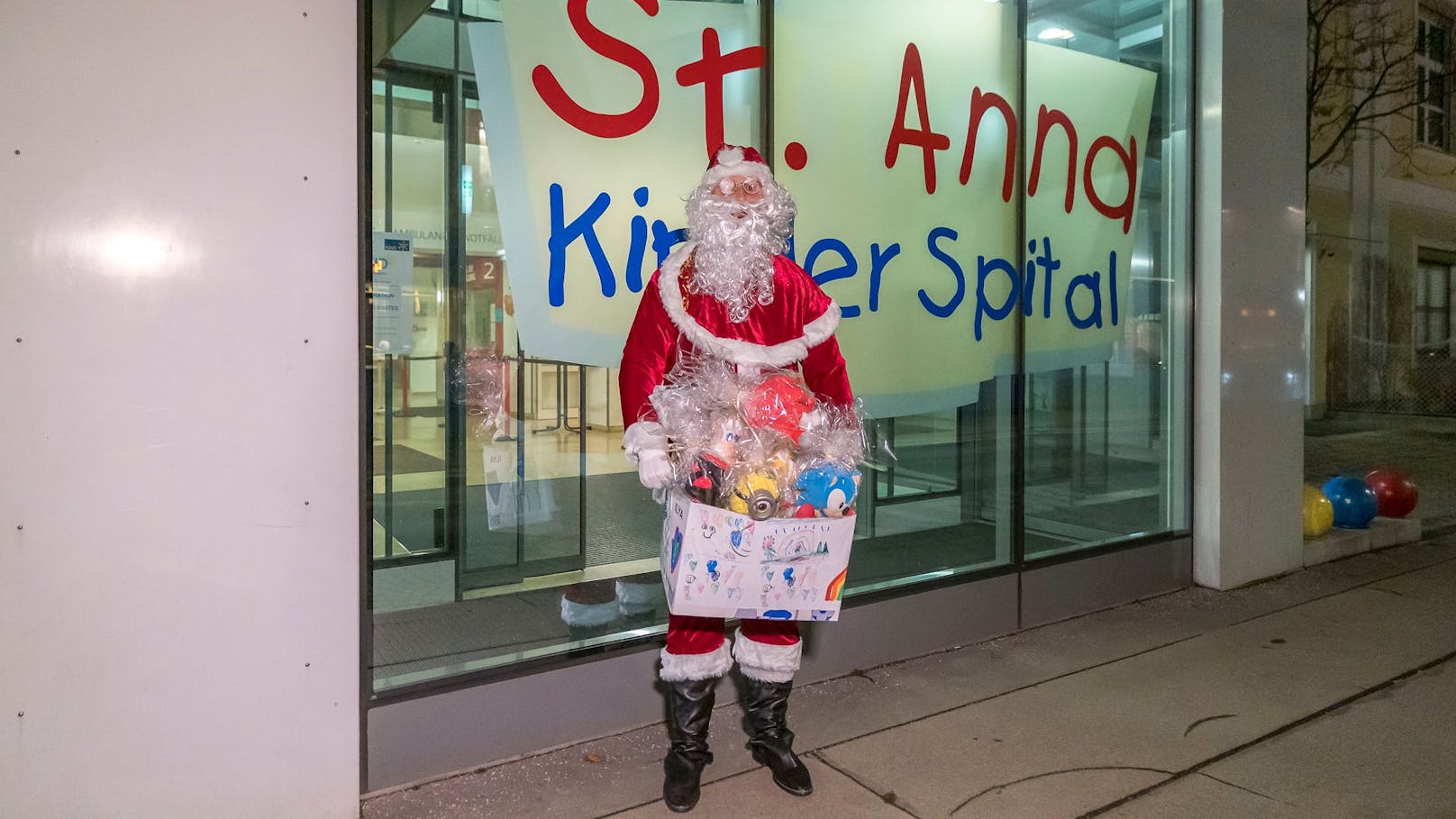 Für Weihnachtsmann Daniel (33) ist die Spenden-Aktion eine Herzensangelegenheit.