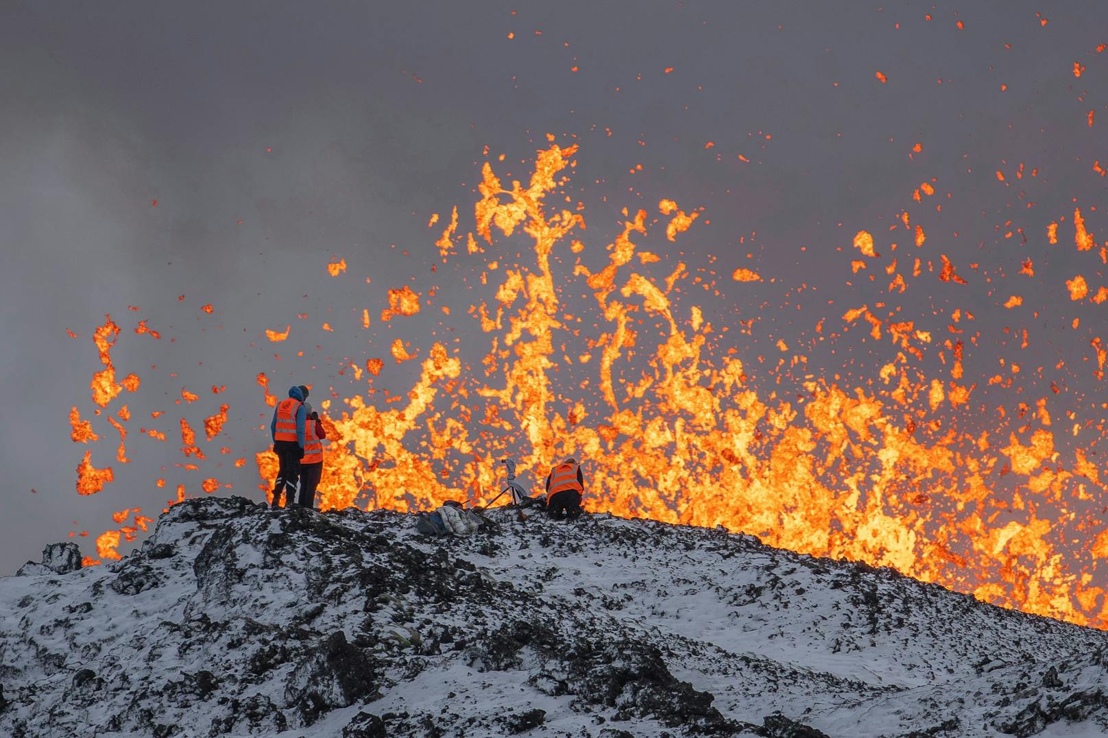 Wissenschaftler der Isländischen Universität bei der Entnahme von Proben an der Ausbruchsstelle am 19. Dezember 2023.