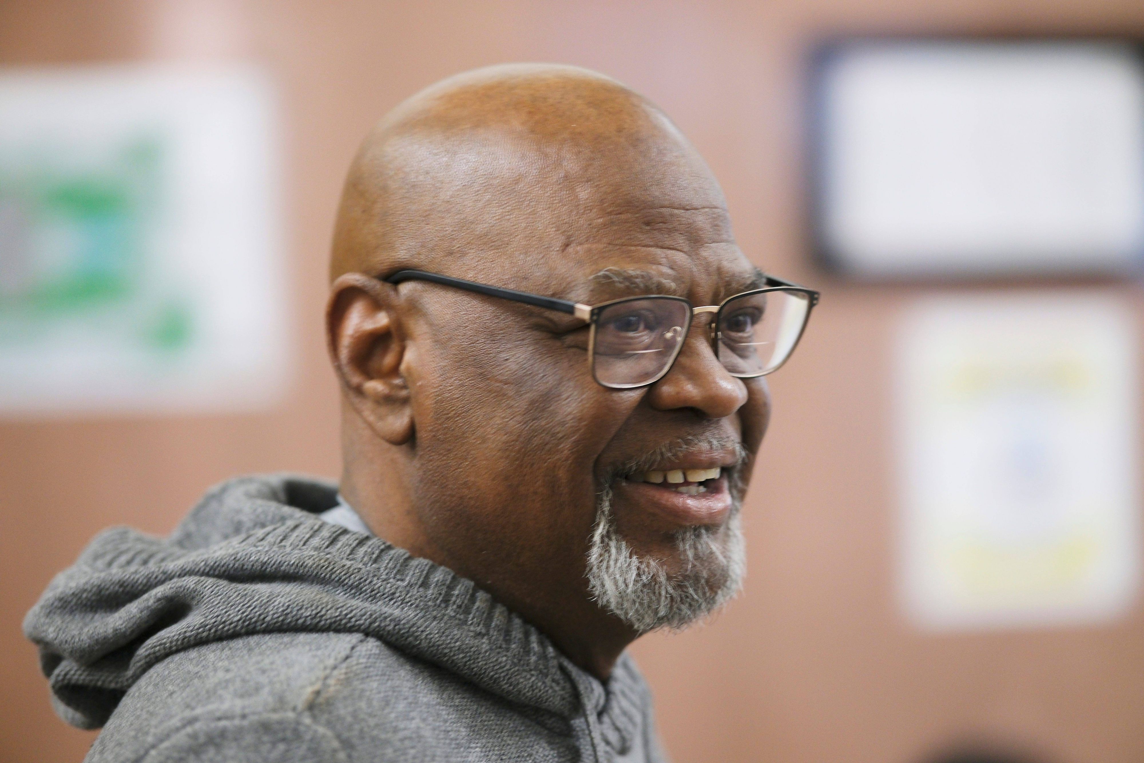 Der 71-jährige Glynn Simmons wurde nach 48 Jahren hinter Gittern endlich freigesprochen.